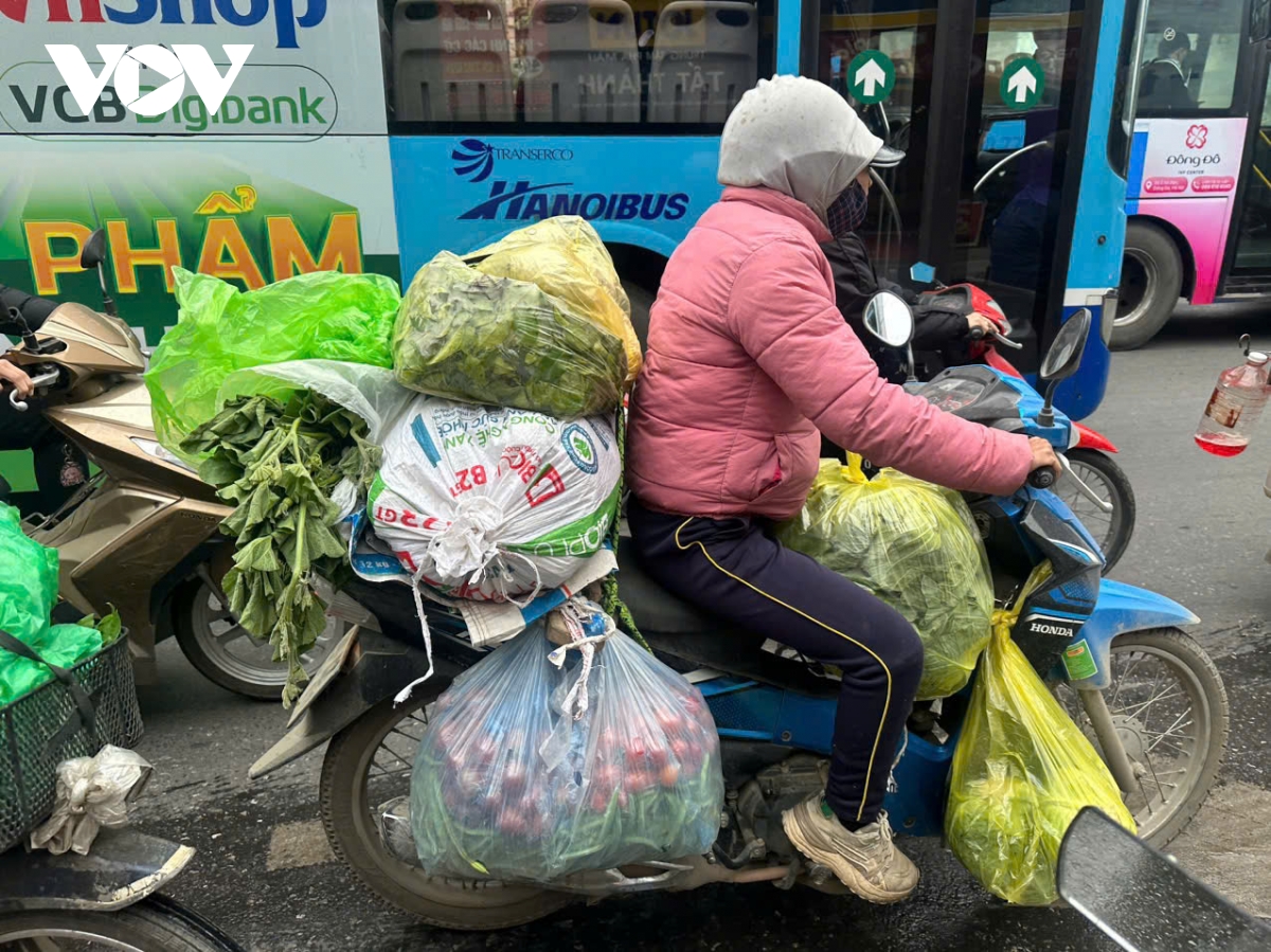 Người lao động co ro mưu sinh giữa giá rét trên đường phố Hà Nội- Ảnh 3.