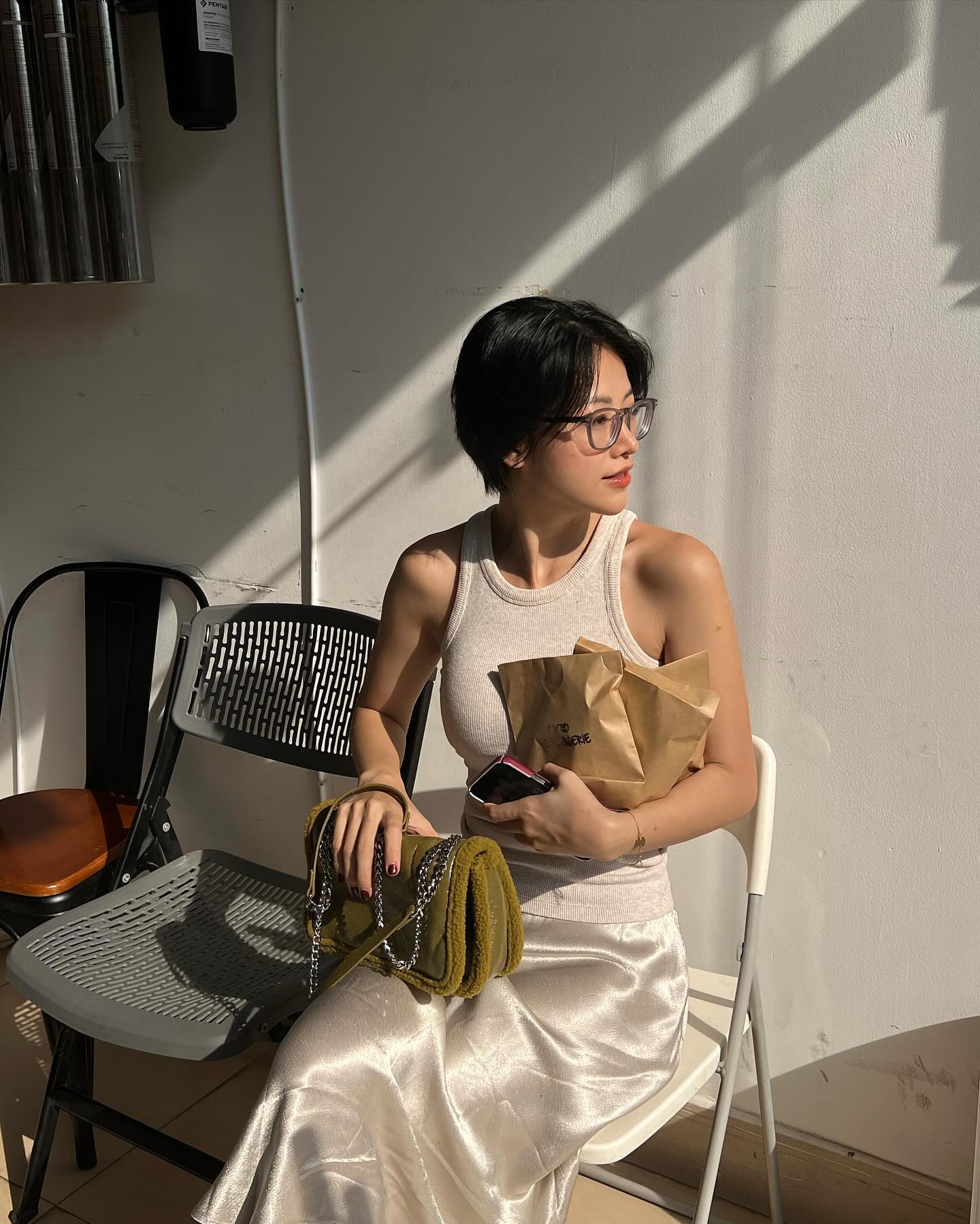 Người đẹp Việt đầu tiên giành vương miện "big 4": Cắt tóc ngắn càng thêm sang, street style đẹp mê mẩn- Ảnh 4. Người đẹp Việt đầu tiên giành vương miện "big 4": Cắt tóc ngắn càng thêm sang, street style đẹp mê mẩn- Ảnh 4.