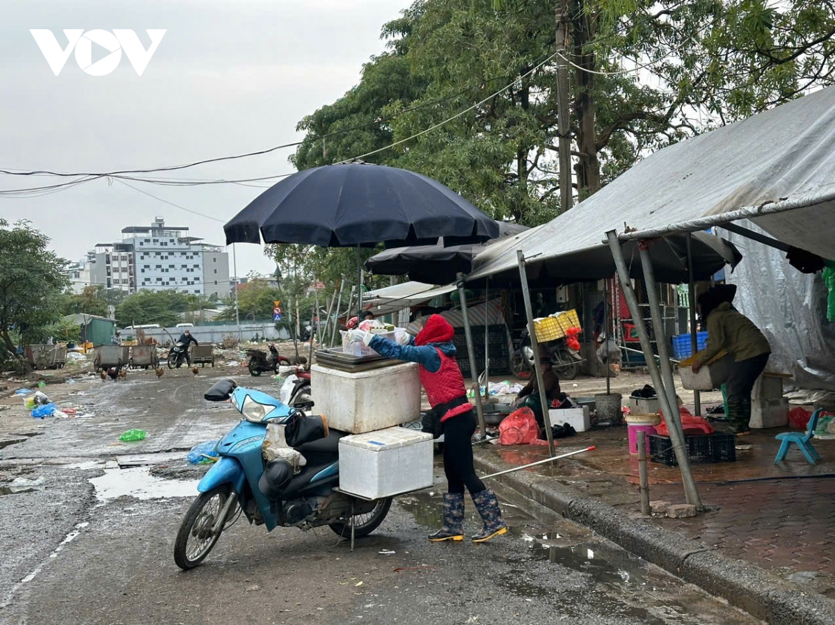 Người lao động co ro mưu sinh giữa giá rét trên đường phố Hà Nội- Ảnh 5.