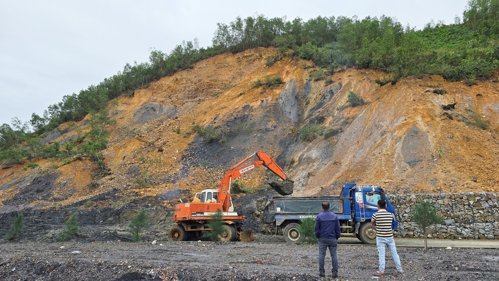 CLIP: Mưa lớn gây sạt lở, chia cắt đường vành đai ngàn tỉ ở Đà Nẵng- Ảnh 1.