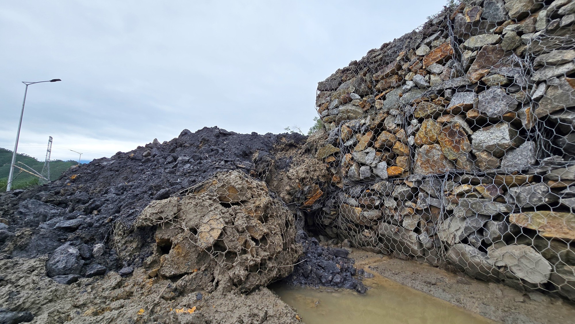 CLIP: Mưa lớn gây sạt lở, chia cắt đường vành đai ngàn tỉ ở Đà Nẵng- Ảnh 5.