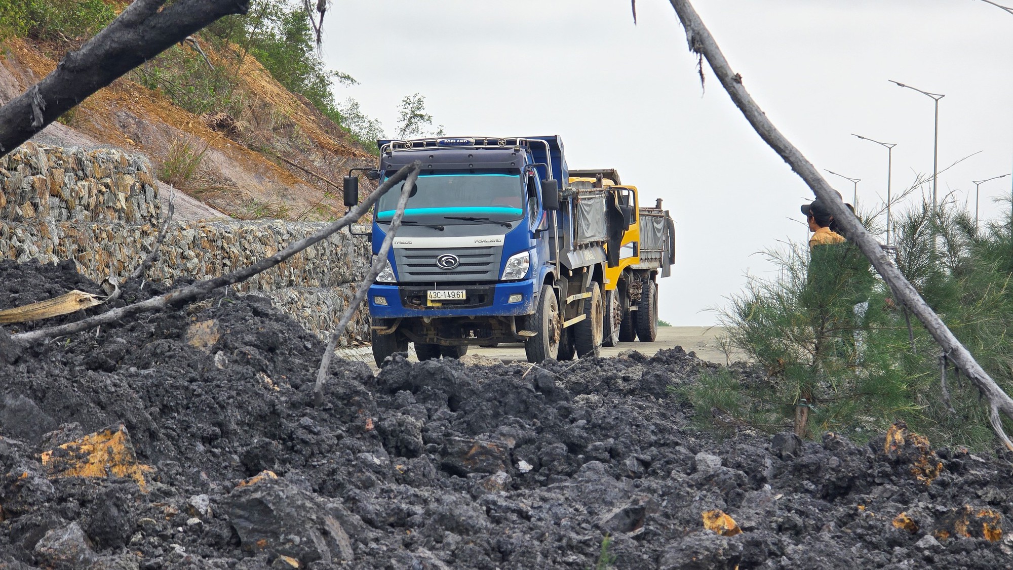 CLIP: Mưa lớn gây sạt lở, chia cắt đường vành đai ngàn tỉ ở Đà Nẵng- Ảnh 3.