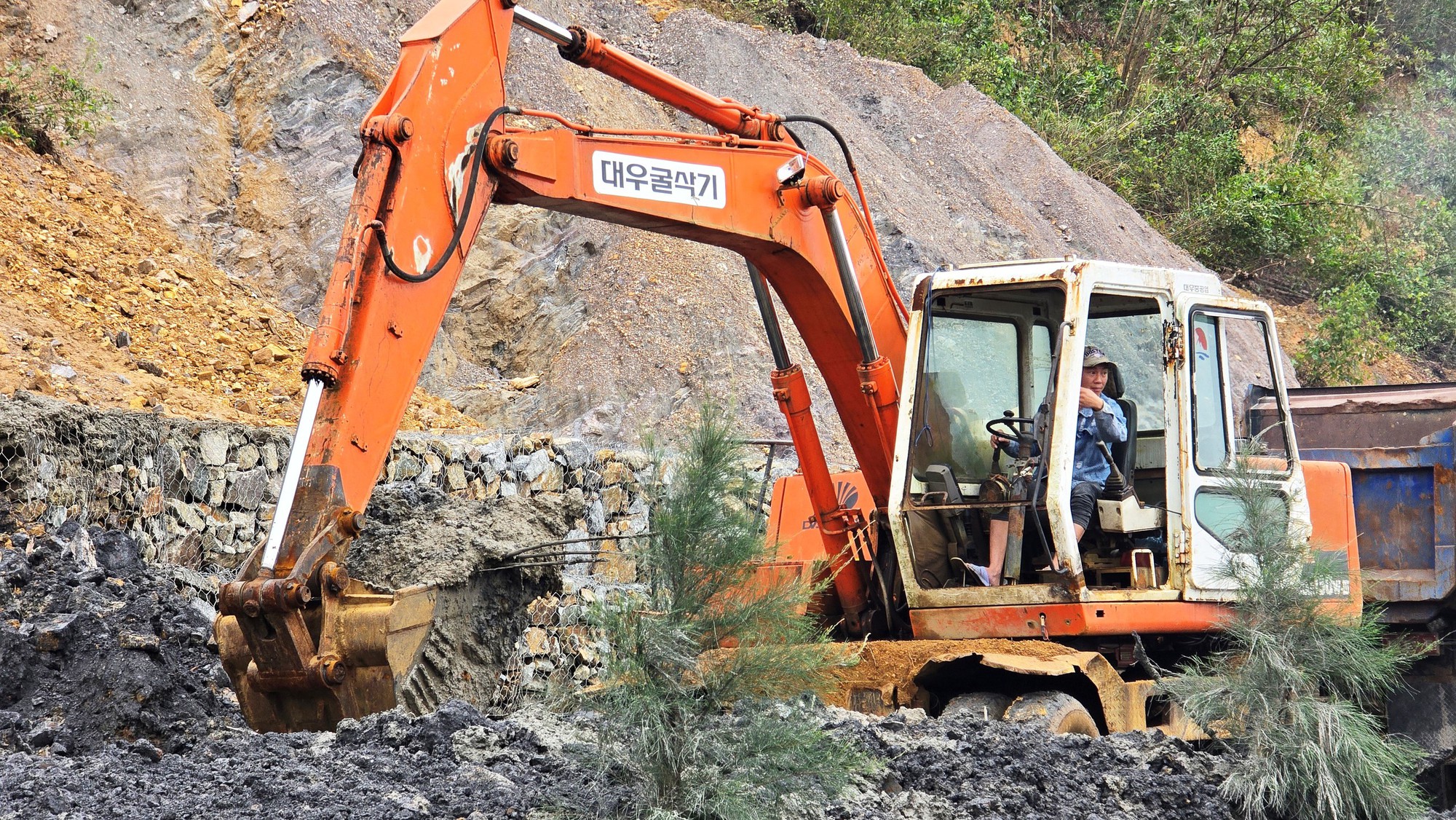 CLIP: Mưa lớn gây sạt lở, chia cắt đường vành đai ngàn tỉ ở Đà Nẵng- Ảnh 2.