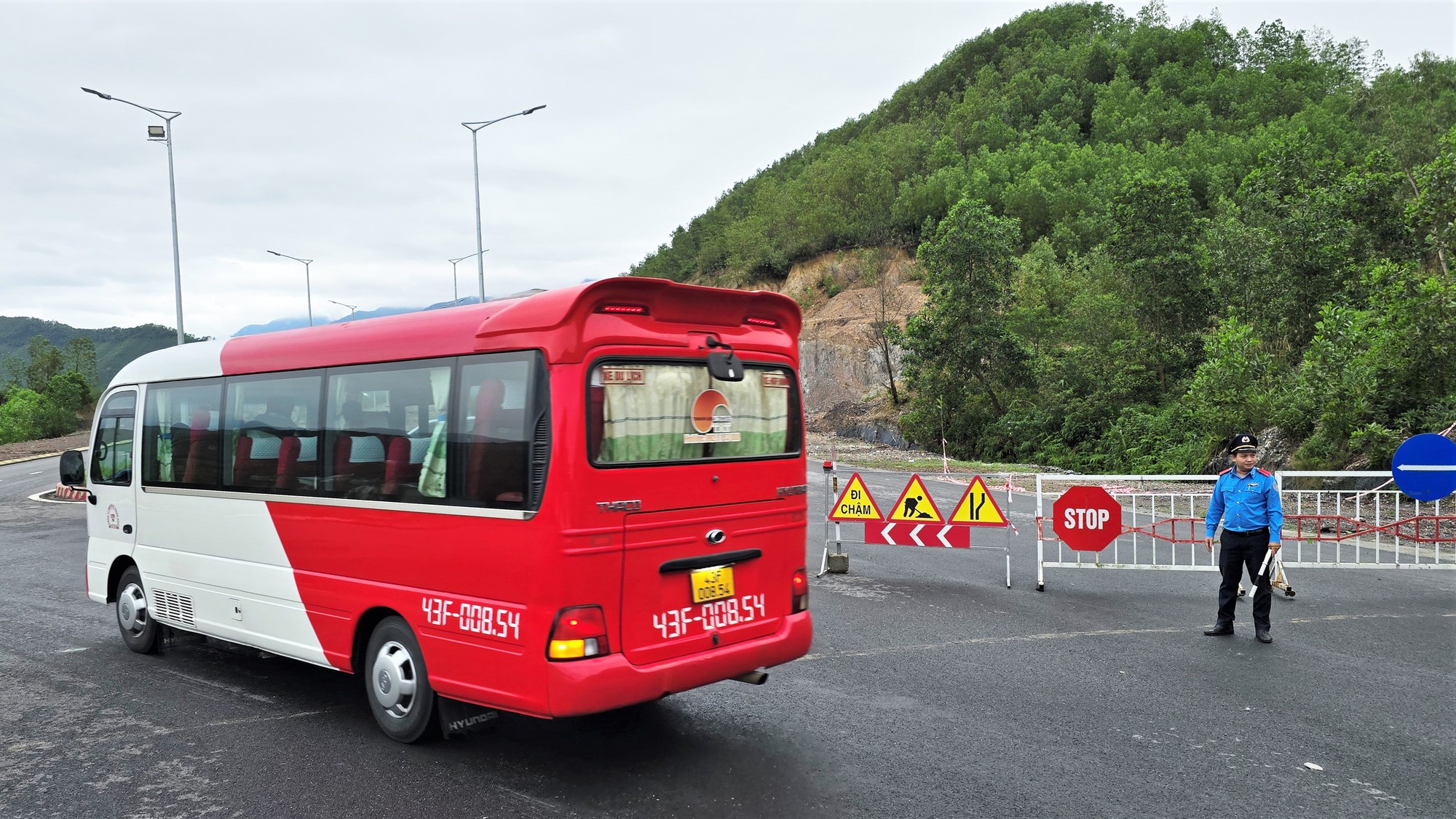 CLIP: Mưa lớn gây sạt lở, chia cắt đường vành đai ngàn tỉ ở Đà Nẵng- Ảnh 6.