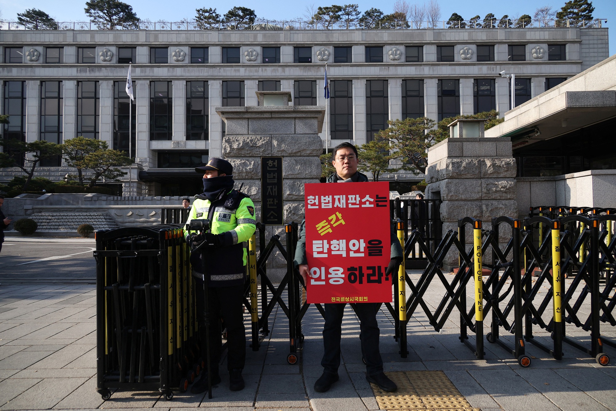 Bên ngoài Tòa án Hiến pháp Hàn Quốc ở thủ đô Seoul hôm 16-12 Ảnh: Reuters