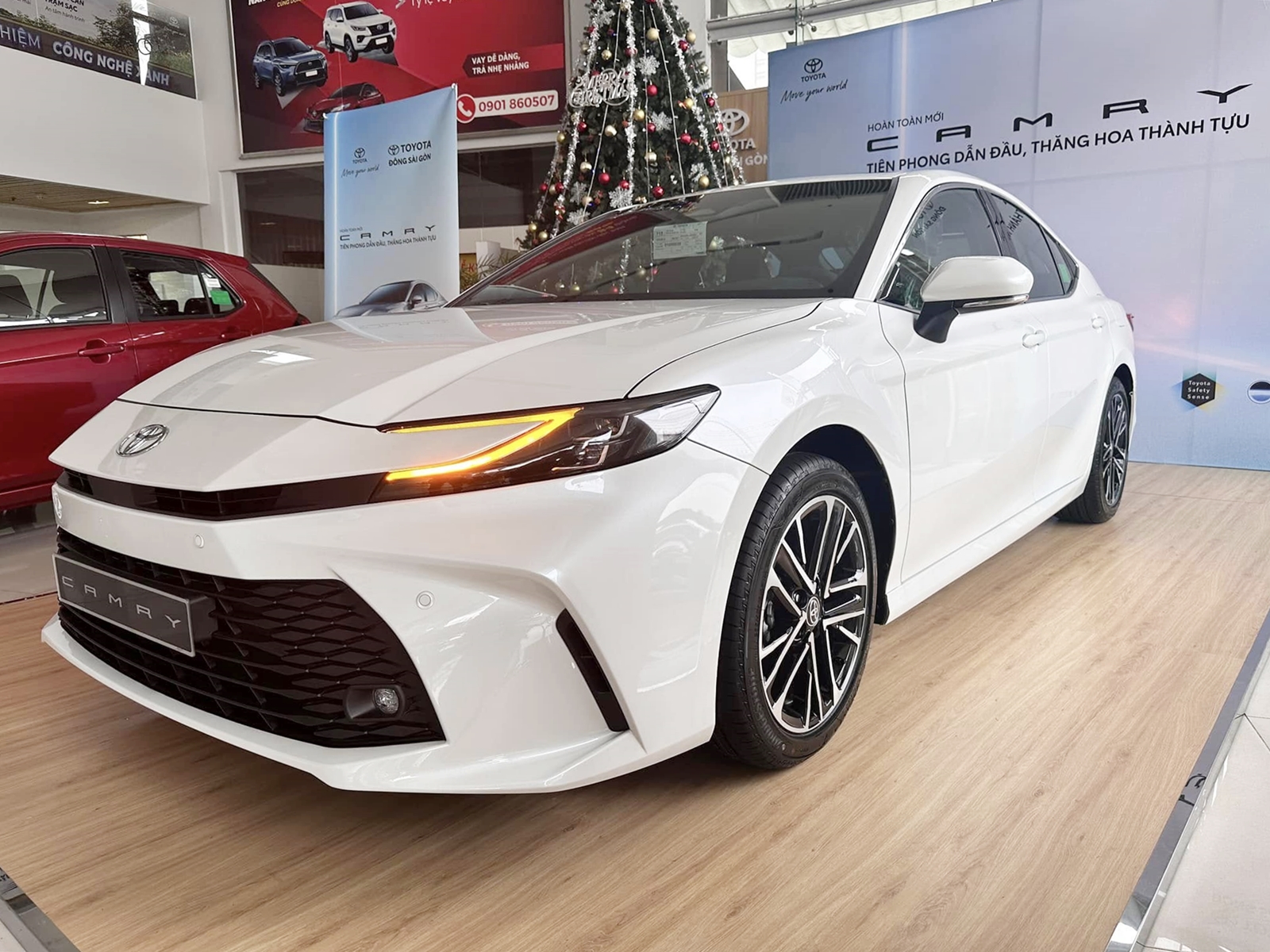 Ảnh thực tế Toyota Camry 2024 bản ‘base’ giá 1,22 tỷ đồng tại đại lý: Nhìn qua gần giống hệt bản cao cấp, khác chút công nghệ- Ảnh 2.