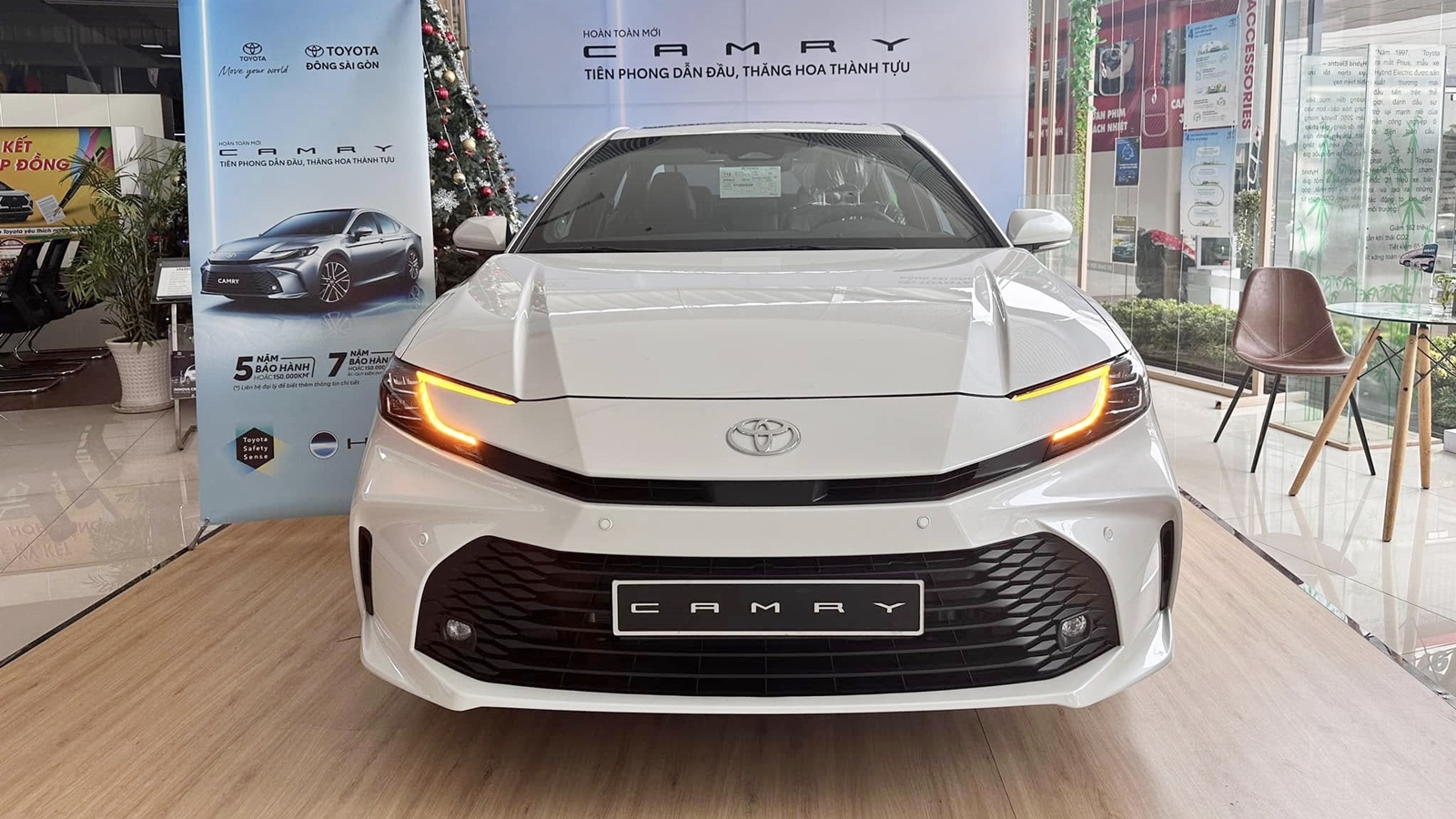 Ảnh thực tế Toyota Camry 2024 bản ‘base’ giá 1,22 tỷ đồng tại đại lý: Nhìn qua gần giống hệt bản cao cấp, khác chút công nghệ- Ảnh 1.