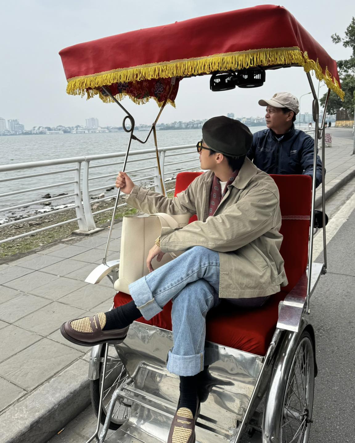 Hứa là làm, Sơn Tùng tung ảnh đi xích lô dạo phố nhưng Hứa là làm, Sơn Tùng tung ảnh đi xích lô dạo phố nhưng