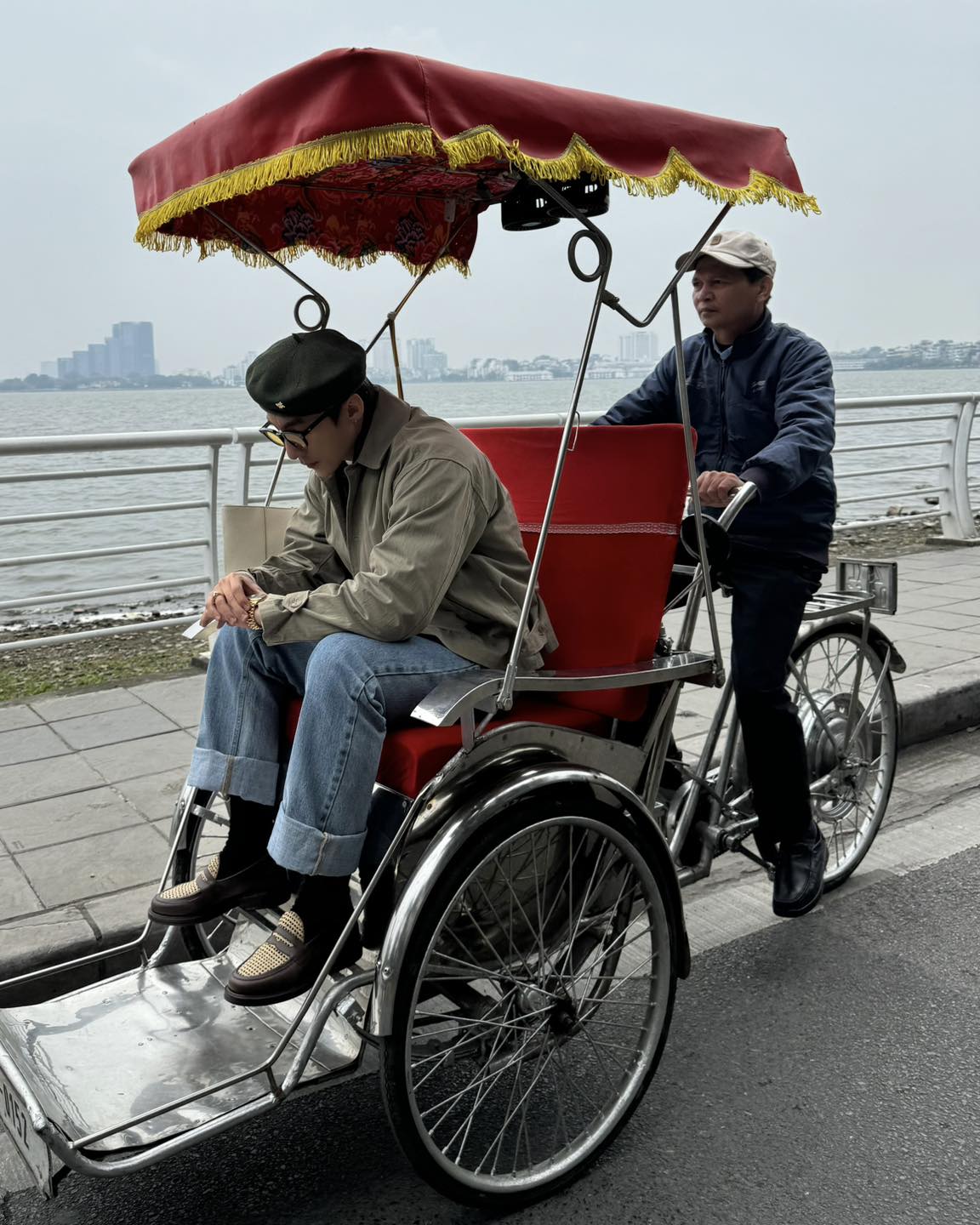 Hứa là làm, Sơn Tùng tung ảnh đi xích lô dạo phố nhưng Hứa là làm, Sơn Tùng tung ảnh đi xích lô dạo phố nhưng