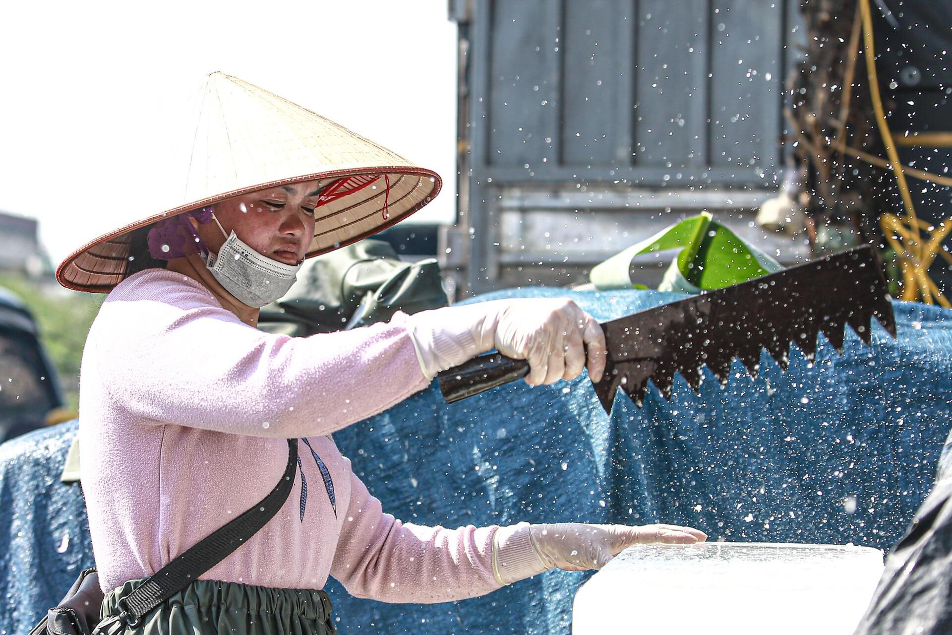 Tiểu thương chợ cá tay trần ngâm nước lạnh, khiêng đá trong ngày rét buốt- Ảnh 4.