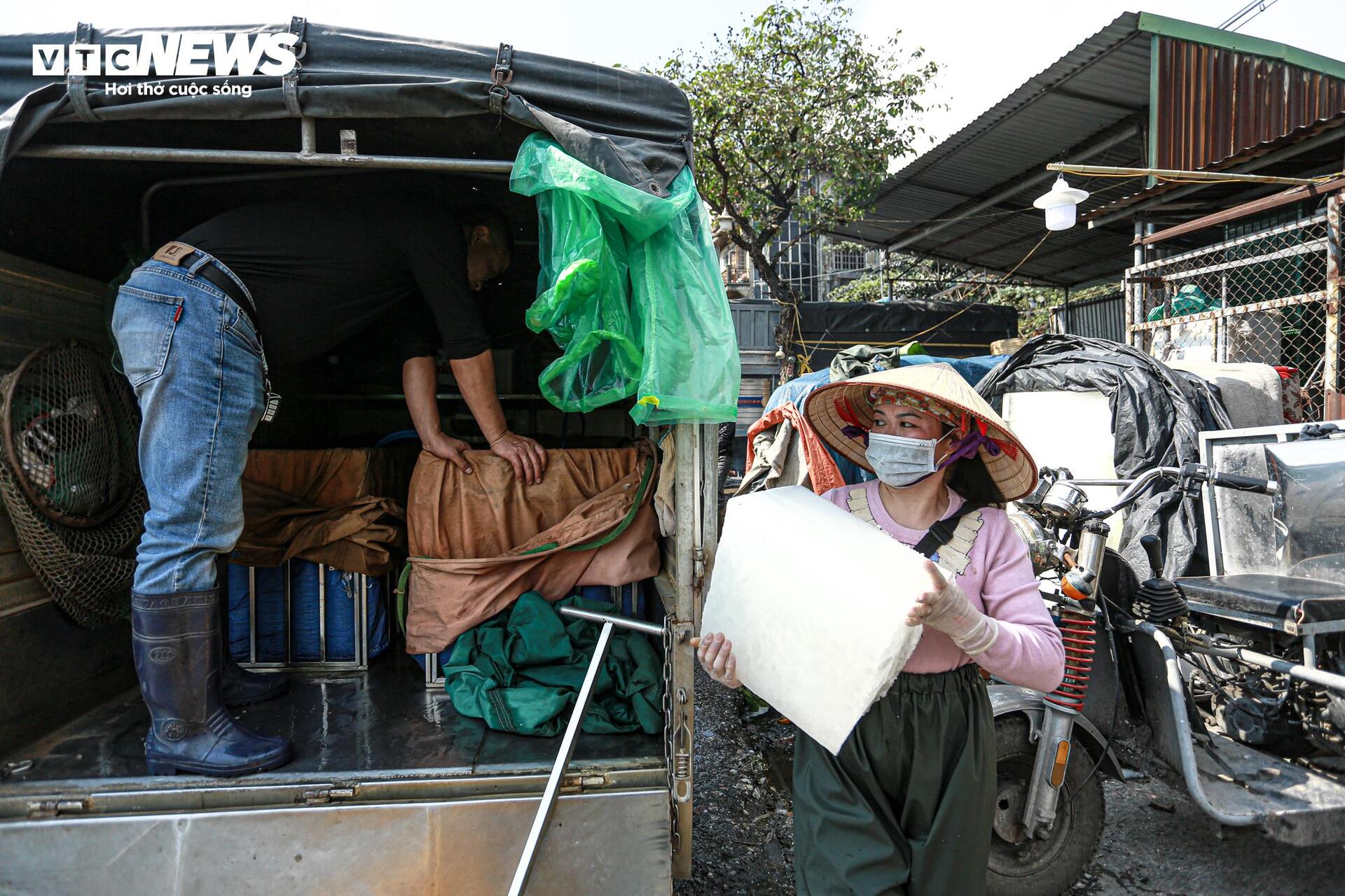 Tiểu thương chợ cá tay trần ngâm nước lạnh, khiêng đá trong ngày rét buốt- Ảnh 2.