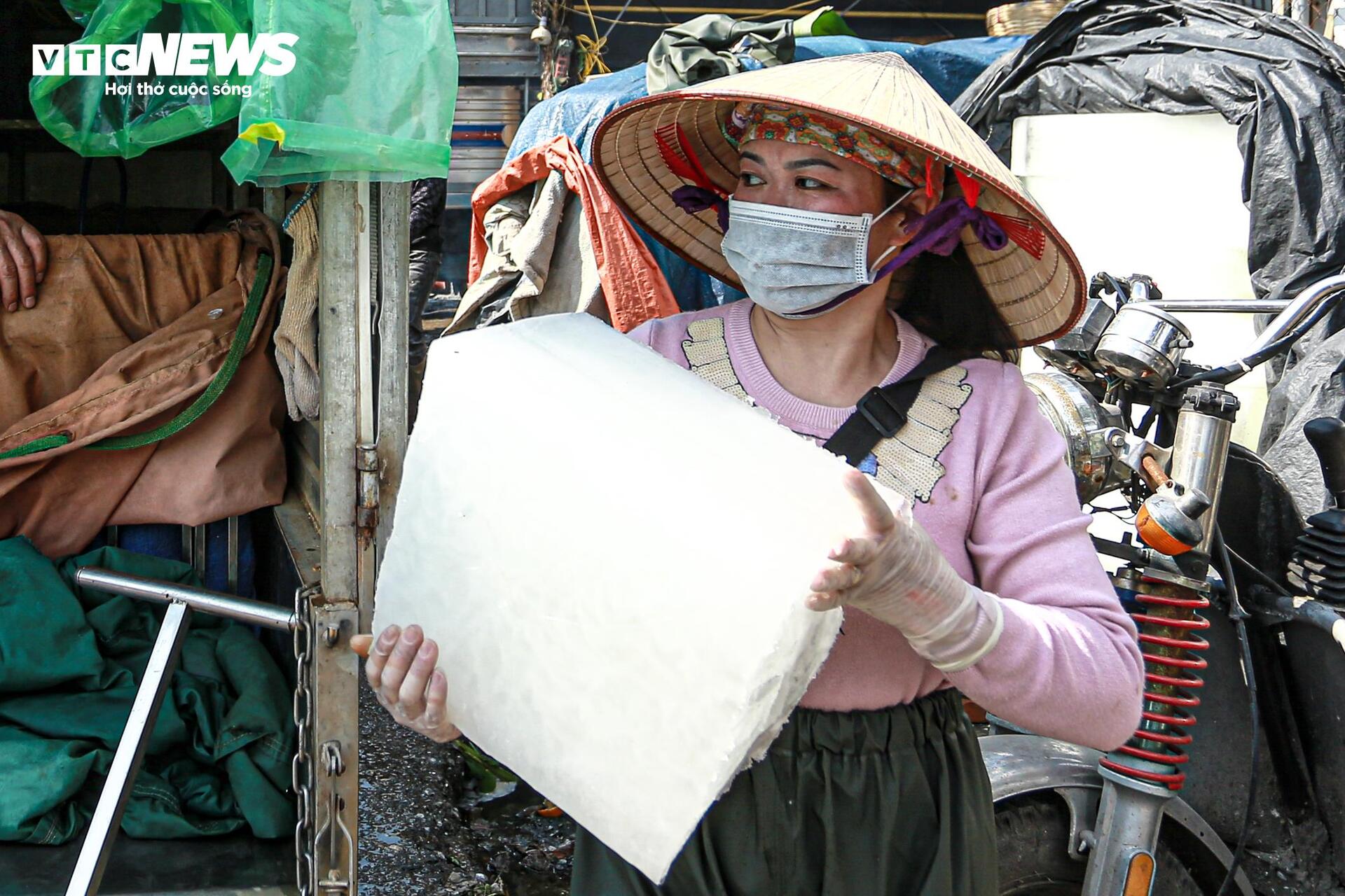 Tiểu thương chợ cá tay trần ngâm nước lạnh, khiêng đá trong ngày rét buốt- Ảnh 5.