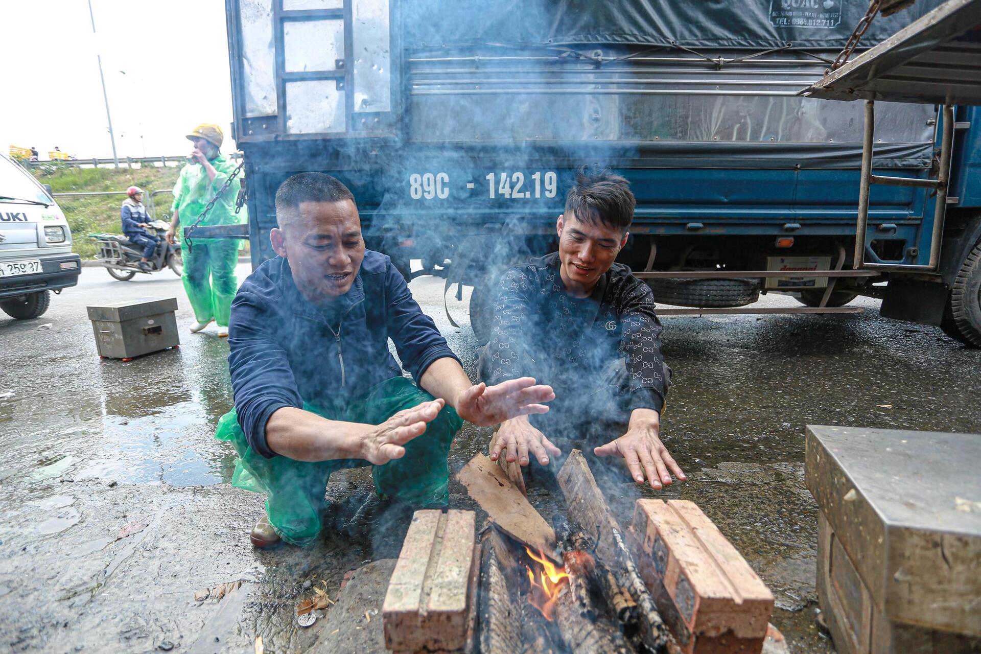 Tiểu thương chợ cá tay trần ngâm nước lạnh, khiêng đá trong ngày rét buốt- Ảnh 9.