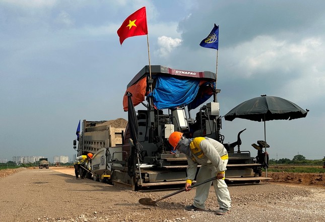 Vành đai 4 thi công 'xôi đỗ': Người dân có tâm lý chờ áp dụng quy định mới- Ảnh 1.