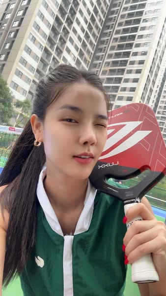 Nữ siêu mẫu rời showbiz, chọn cuộc sống bình dị bên chồng cầu thủ: Ngày chơi pickleball, tối bán hàng- Ảnh 2.