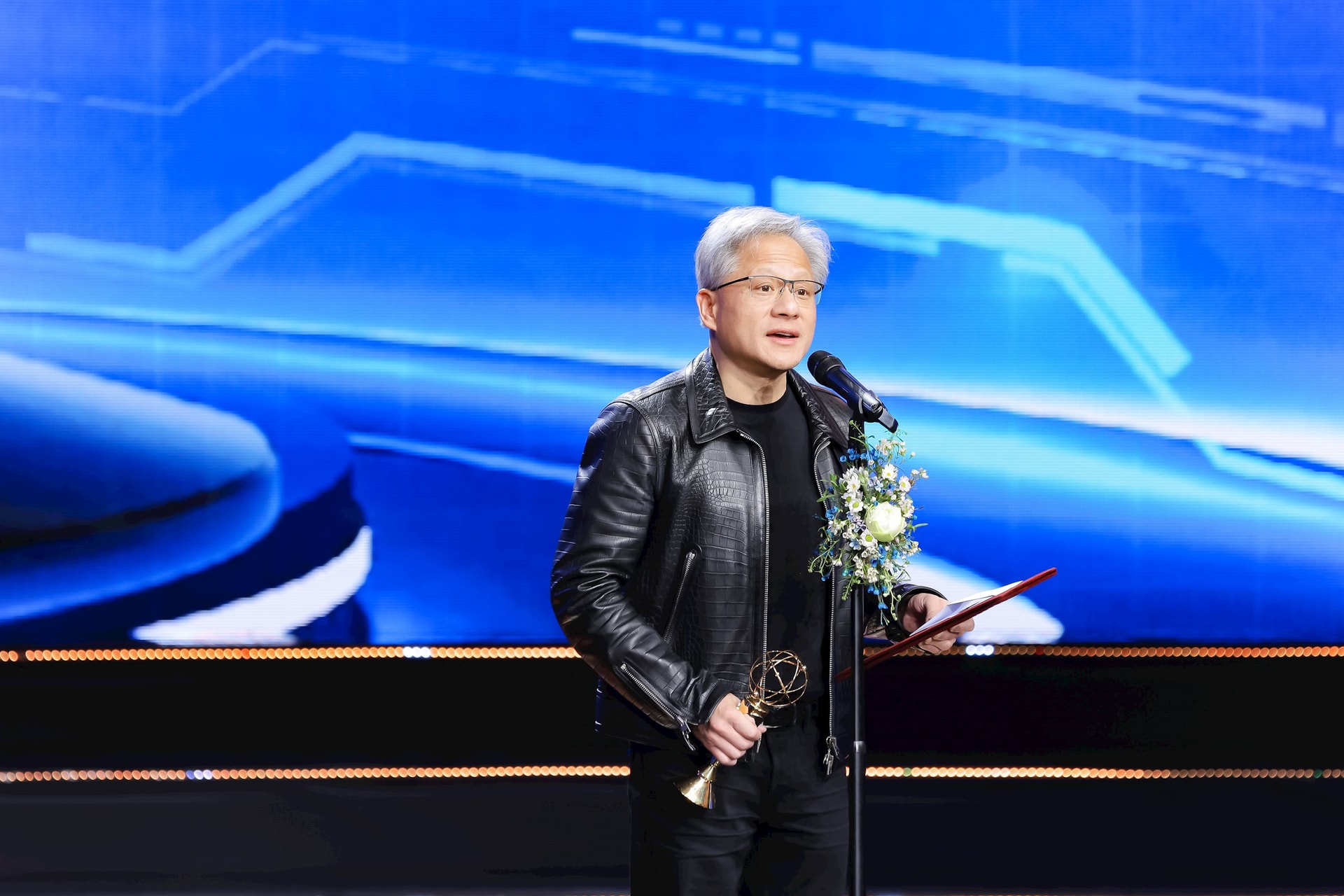 Khi AI thông minh hơn con người: “Quái kiệt” và “Bố già” tranh cãi, CEO Nvidia Jensen Huang nói thế nào?- Ảnh 5.