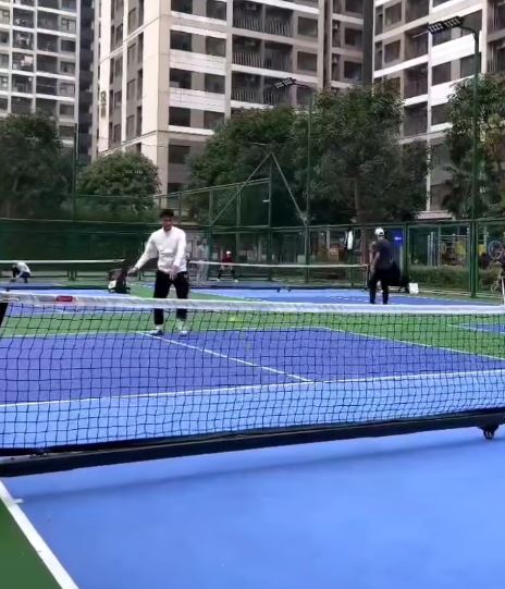 Nữ siêu mẫu rời showbiz, chọn cuộc sống bình dị bên chồng cầu thủ: Ngày chơi pickleball, tối bán hàng- Ảnh 6.