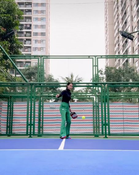 Nữ siêu mẫu rời showbiz, chọn cuộc sống bình dị bên chồng cầu thủ: Ngày chơi pickleball, tối bán hàng- Ảnh 3.