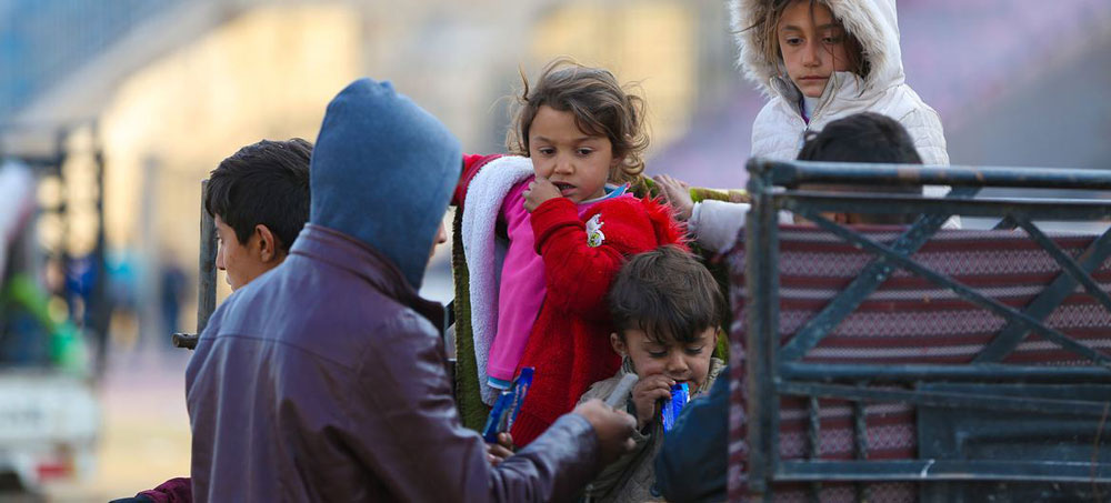 Trẻ em theo gia đình đến một trung tâm tiếp nhận ở Raqqa, miền Bắc Syria. Ảnh: UNICEF