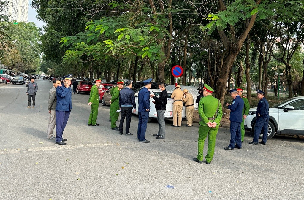 Kiểm tra ra vi phạm, 'đóng cửa' bãi xe không phép tại Linh Đàm- Ảnh 3.