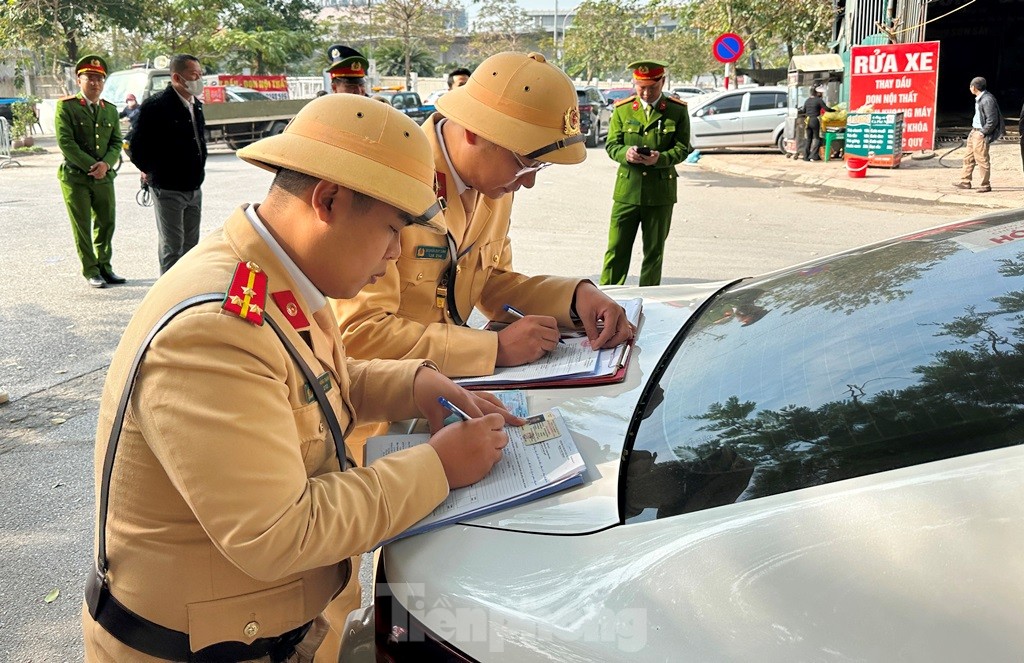 Kiểm tra ra vi phạm, 'đóng cửa' bãi xe không phép tại Linh Đàm- Ảnh 4.