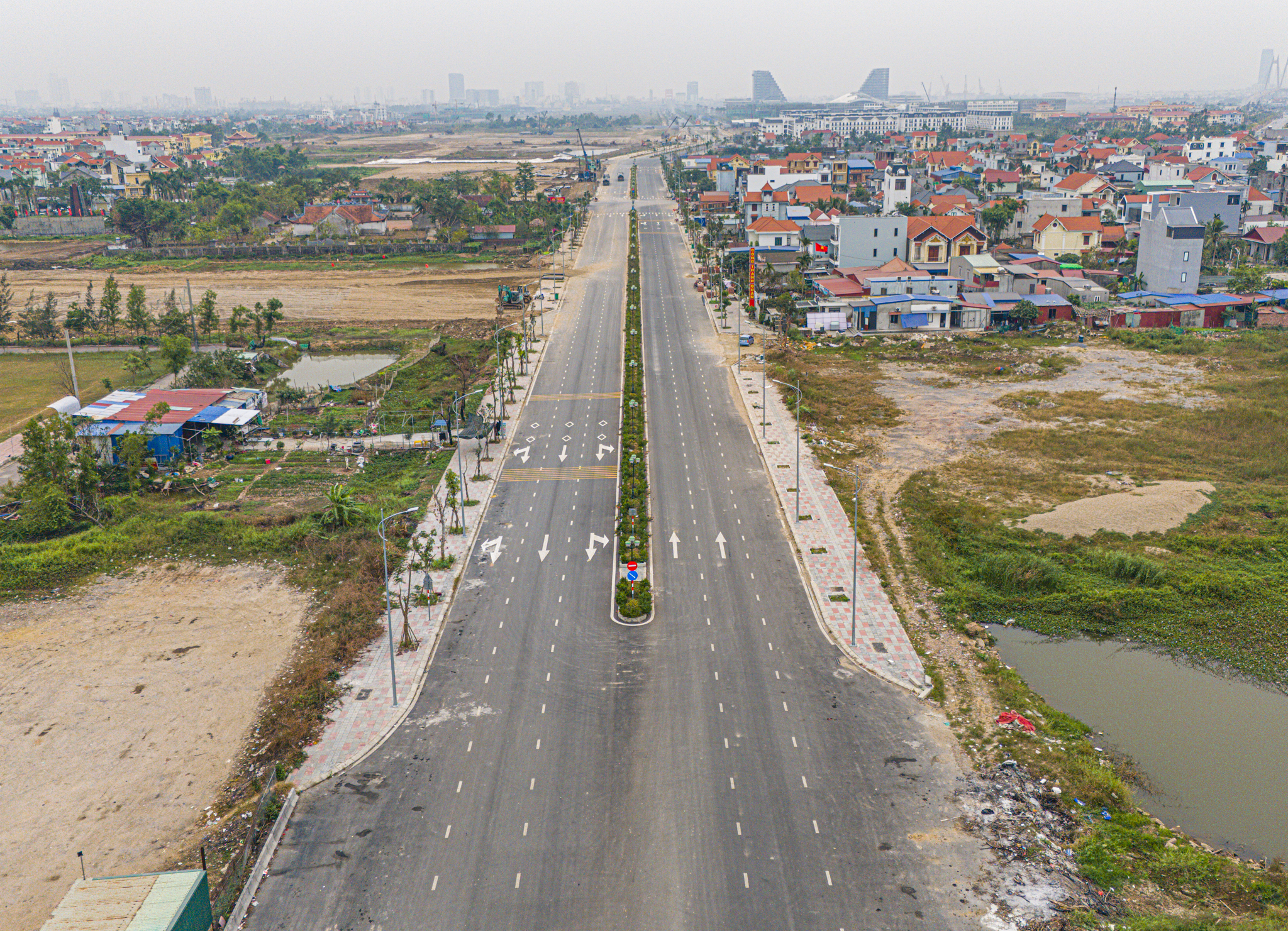 Toàn cảnh tuyến đường 12 làn xe rộng nhất Hải Phòng đang được kéo dài gấp đôi, nối khu công nghiệp một tỷ USD với trung tâm hành chính mới- Ảnh 4.