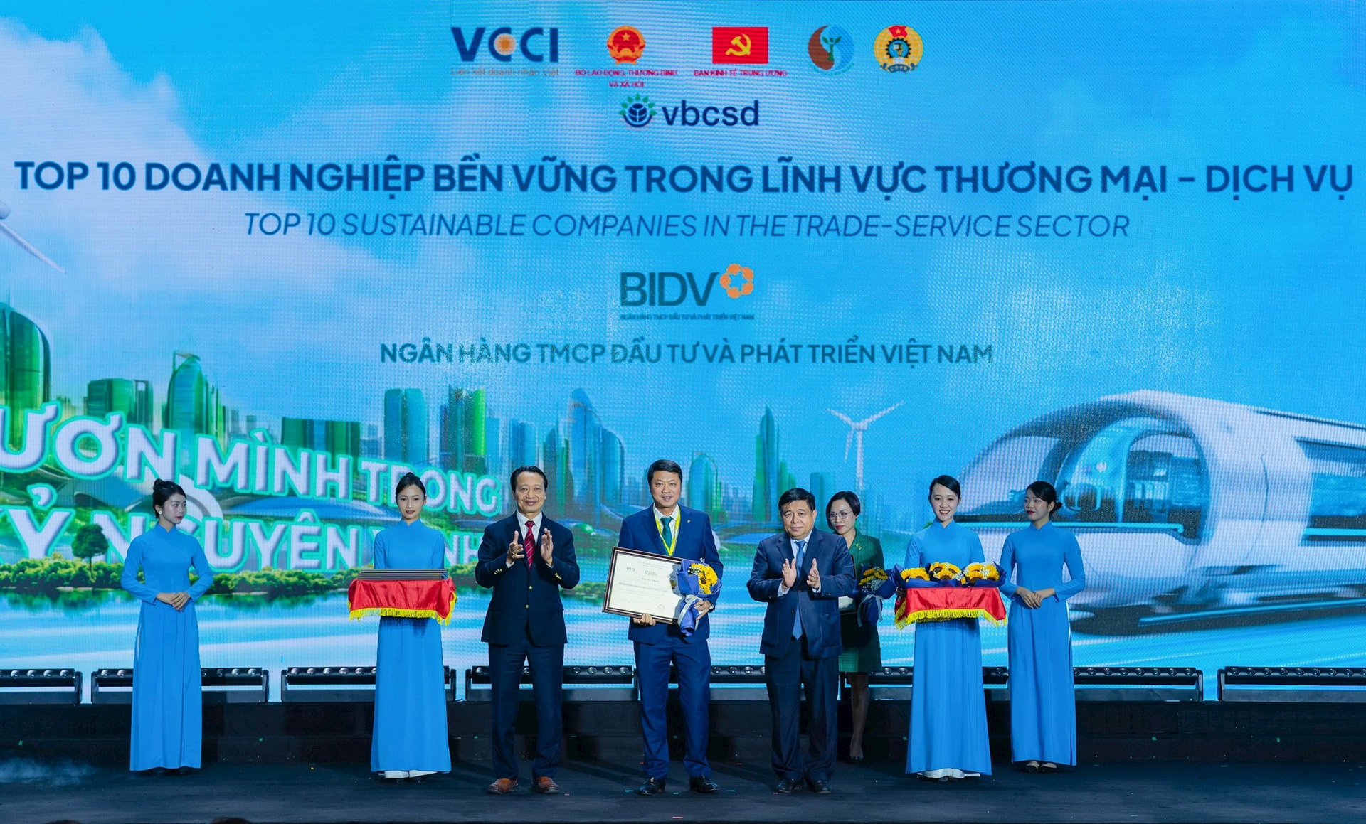 BIDV lần thứ 6 vào Top 10 Doanh nghiệp bền vững ﻿﻿lĩnh vực thương mại - dịch vụ- Ảnh 1.