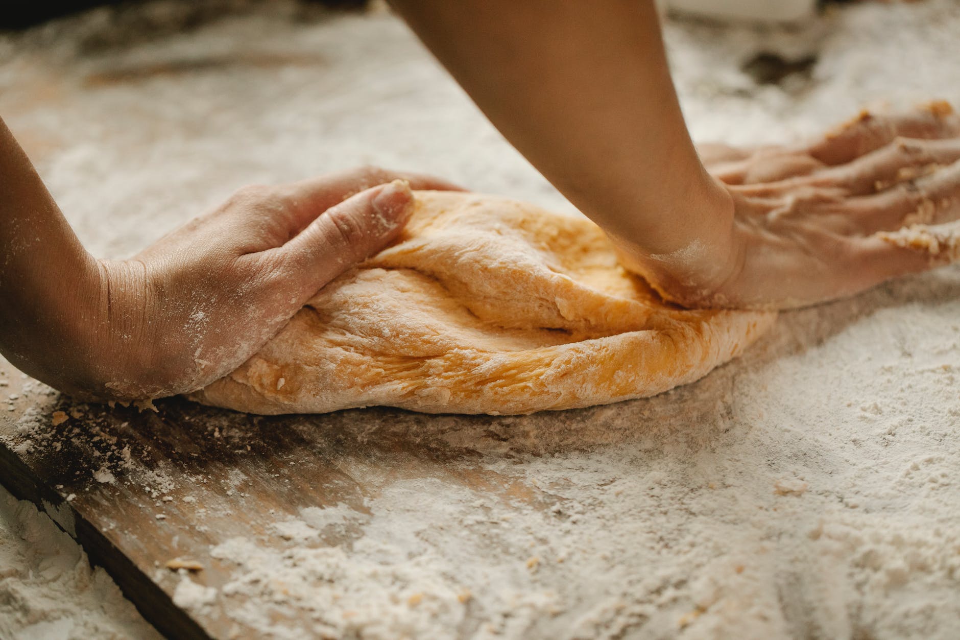 Người ăn bánh mì trắng với người ăn bánh mì nguyên cám, ai có sức khỏe vượt trội hơn?- Ảnh 1.