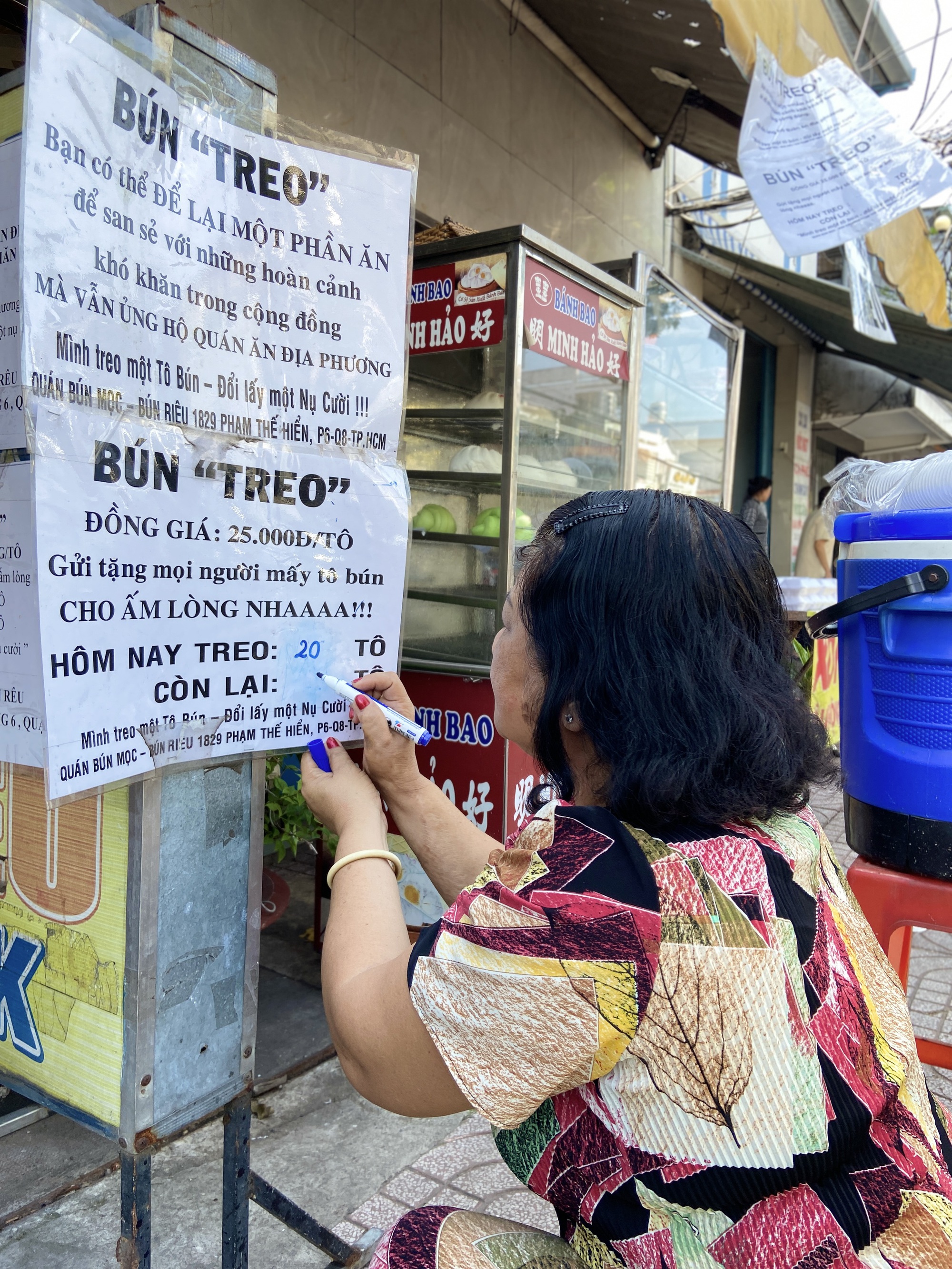 Thấy Hà Nội có phở treo, bà chủ ở Sài Gòn cũng treo bún ở quán, dân tình vỗ tay: Ai cũng "bắt chước" kiểu này thì hay!- Ảnh 2.