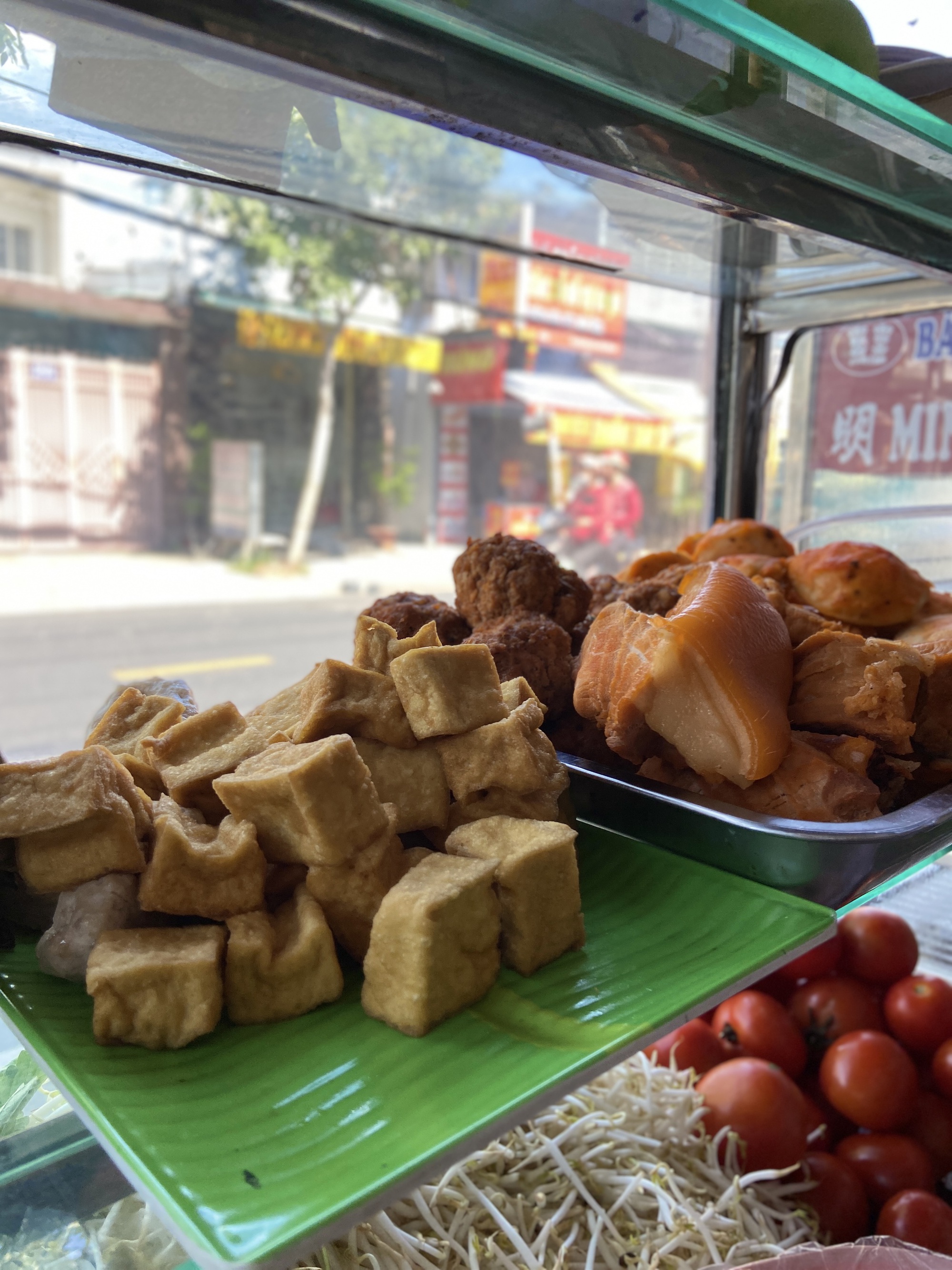 Thấy Hà Nội có phở treo, bà chủ ở Sài Gòn cũng treo bún ở quán, dân tình vỗ tay: Ai cũng "bắt chước" kiểu này thì hay!- Ảnh 6.