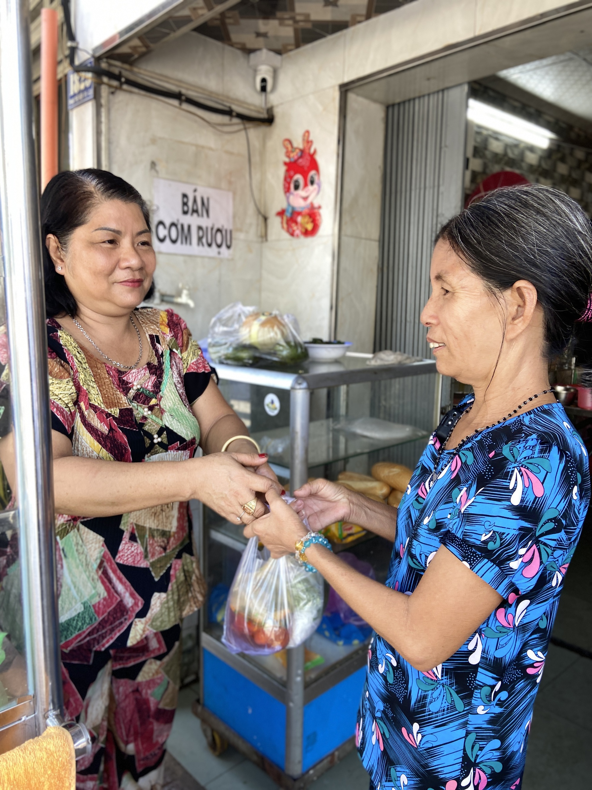 Thấy Hà Nội có phở treo, bà chủ ở Sài Gòn cũng treo bún ở quán, dân tình vỗ tay: Ai cũng "bắt chước" kiểu này thì hay!- Ảnh 7.