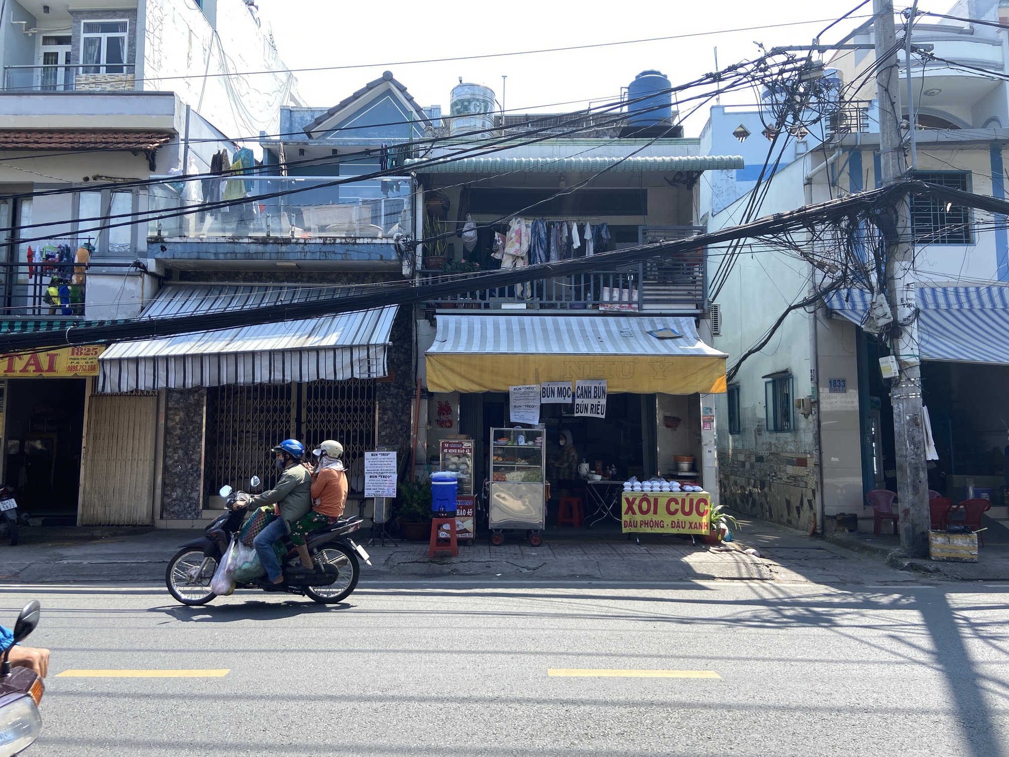 Thấy Hà Nội có phở treo, bà chủ ở Sài Gòn cũng treo bún ở quán, dân tình vỗ tay: Ai cũng "bắt chước" kiểu này thì hay!- Ảnh 1.