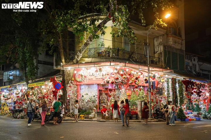 Nghề 'nặn' người tuyết ở Hà Nội kiếm bộn tiền trong mùa Giáng sinh- Ảnh 1.