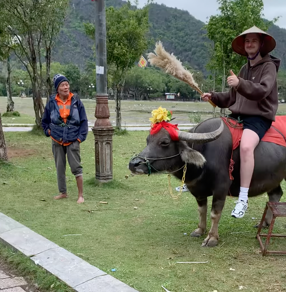 Ông chú chăn trâu ở Ninh Bình vô tư chụp ảnh với cậu bé 4 tuổi, 15 năm sau có người đến tìm, đòi gặp bằng được: Cái kết rớt nước mắt!- Ảnh 2.