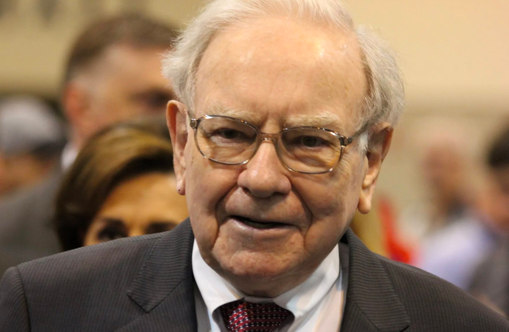 Bán hơn 80 tỷ USD cổ phiếu 'hot' nhất nhì thị trường nhưng có 2 mã Warren Buffett vẫn nắm giữ suốt gần nửa thế kỷ, năm nay 'ngồi không' cũng 'đút túi' 776 triệu USD: Lý do là gì?- Ảnh 1.