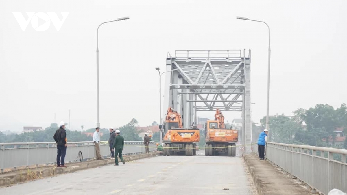 Hình ảnh phá dỡ, trục vớt phần còn lại của cầu Phong Châu- Ảnh 2.