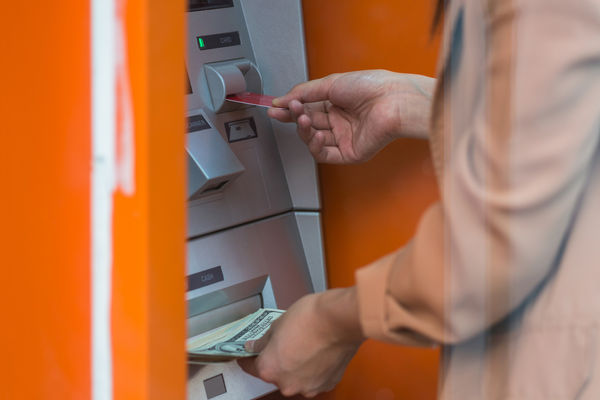 Đi rút tiền ở ATM, cậu học sinh chết lặng khi thấy hơn 260 tỷ đồng trong tài khoản- Ảnh 1.