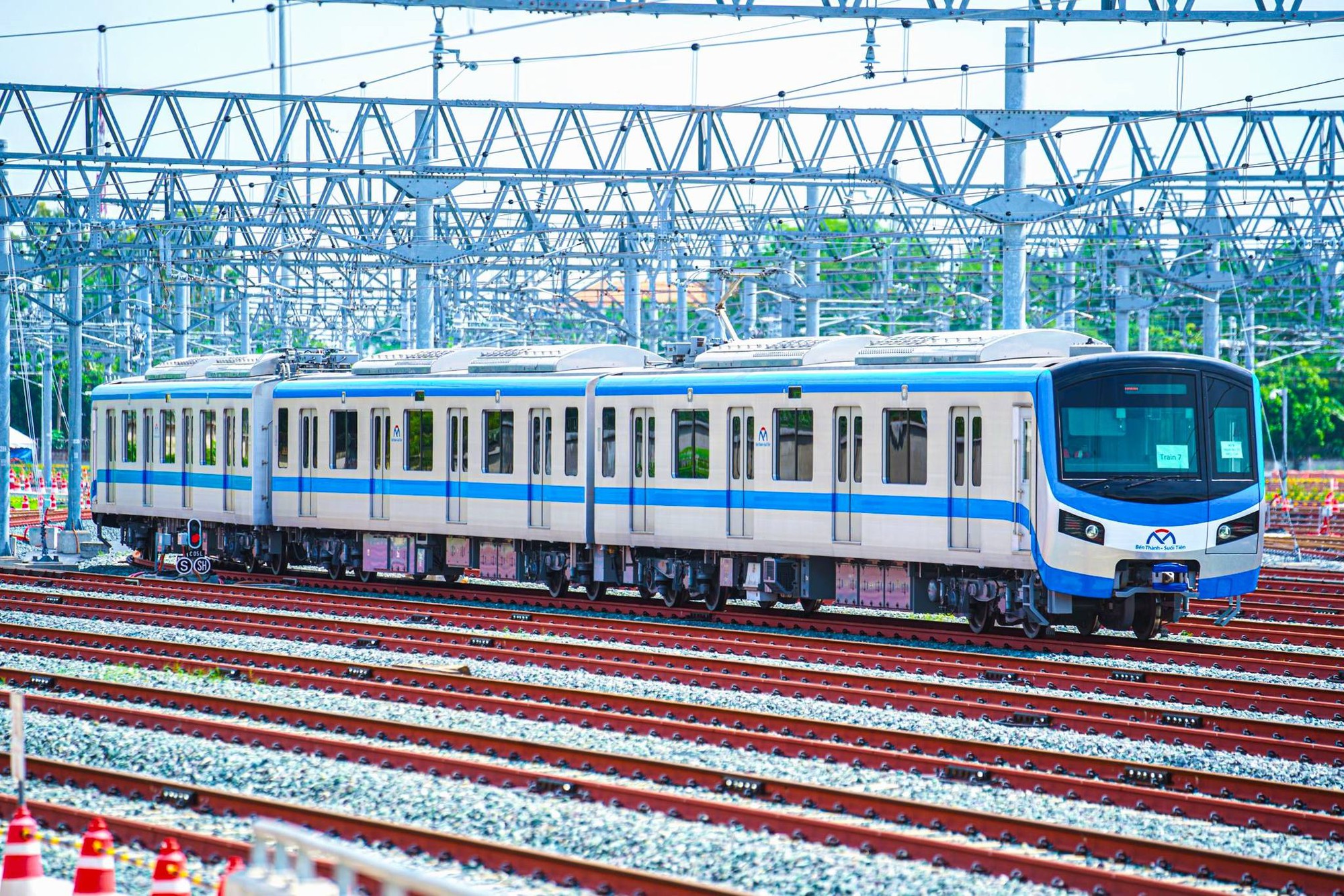 150 chiếc xe "sang xịn" đã lăn bánh, giúp kết nối tuyến metro 43.757 tỷ đồng, đắt và dài nhất Việt Nam- Ảnh 4.