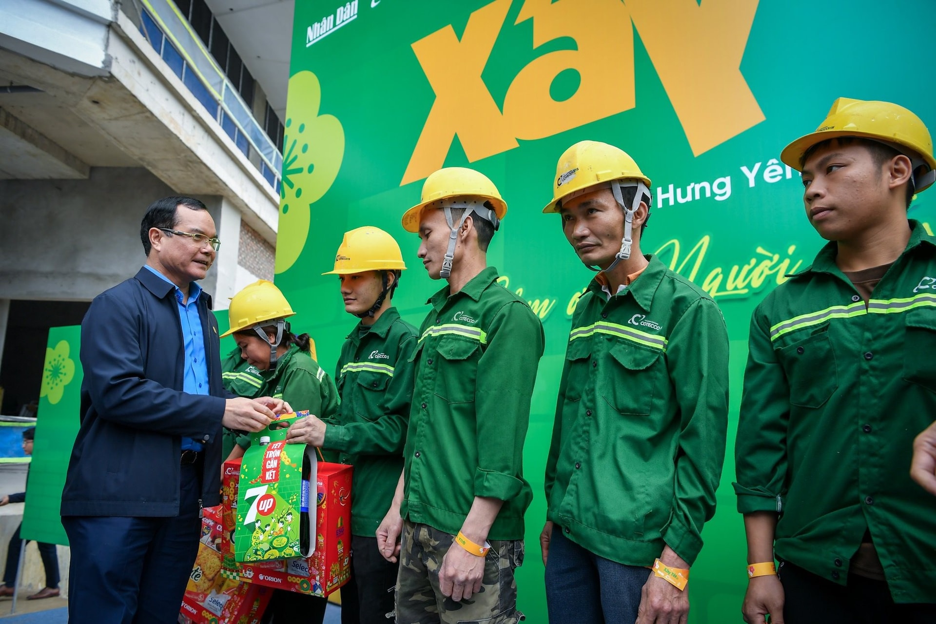 'Xây Tết 2025': Trao tặng hơn 1.600 phần quà Tết cho công nhân Hưng Yên- Ảnh 1.