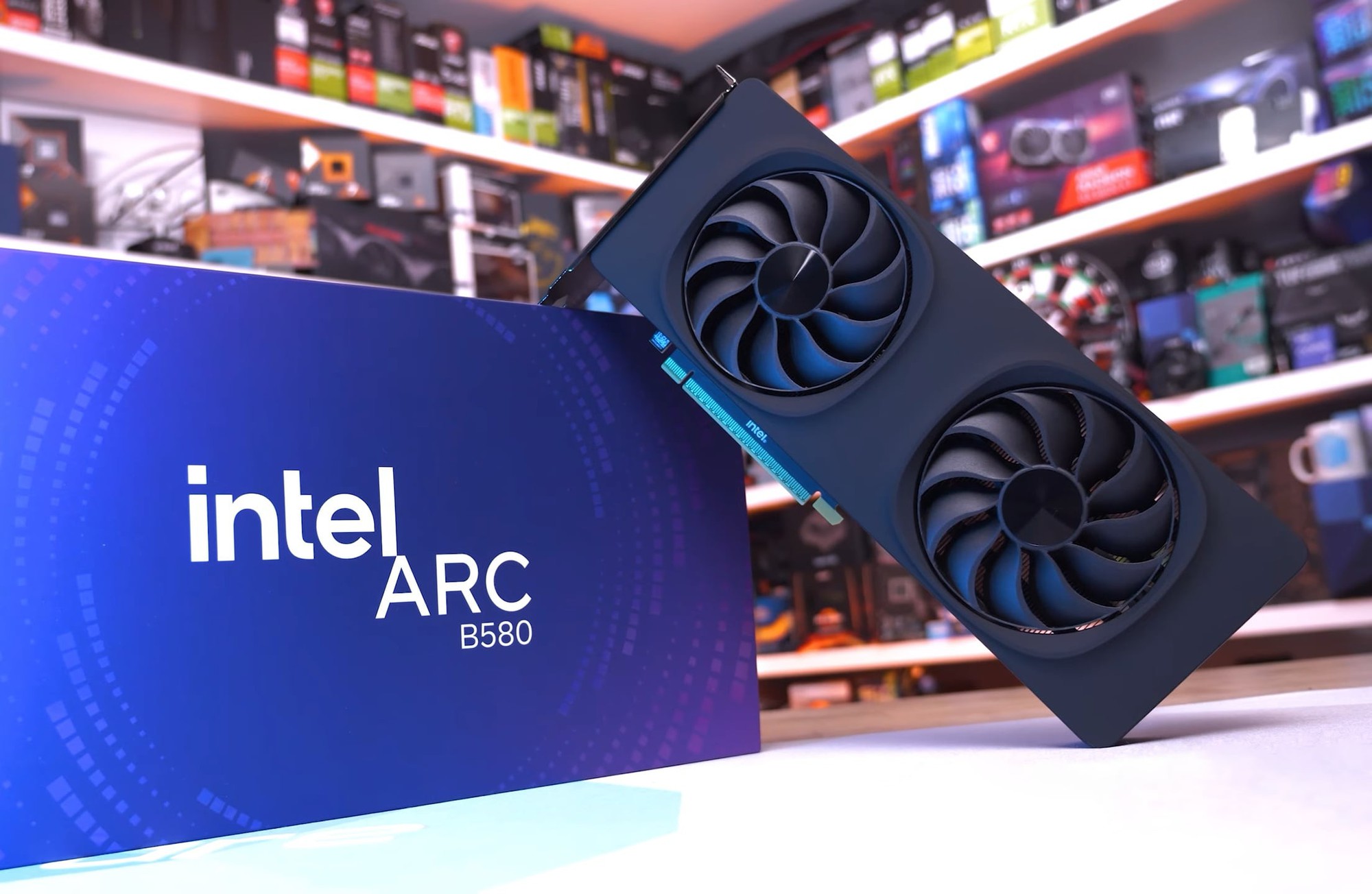 Tưởng chừng 'đại bại' suốt cả năm, Intel lật ngược tình thế với GPU Arc B580: Giá rẻ nhưng hiệu năng vượt trội, cháy hàng khắp nơi vì 'cung không đủ cầu'- Ảnh 2.