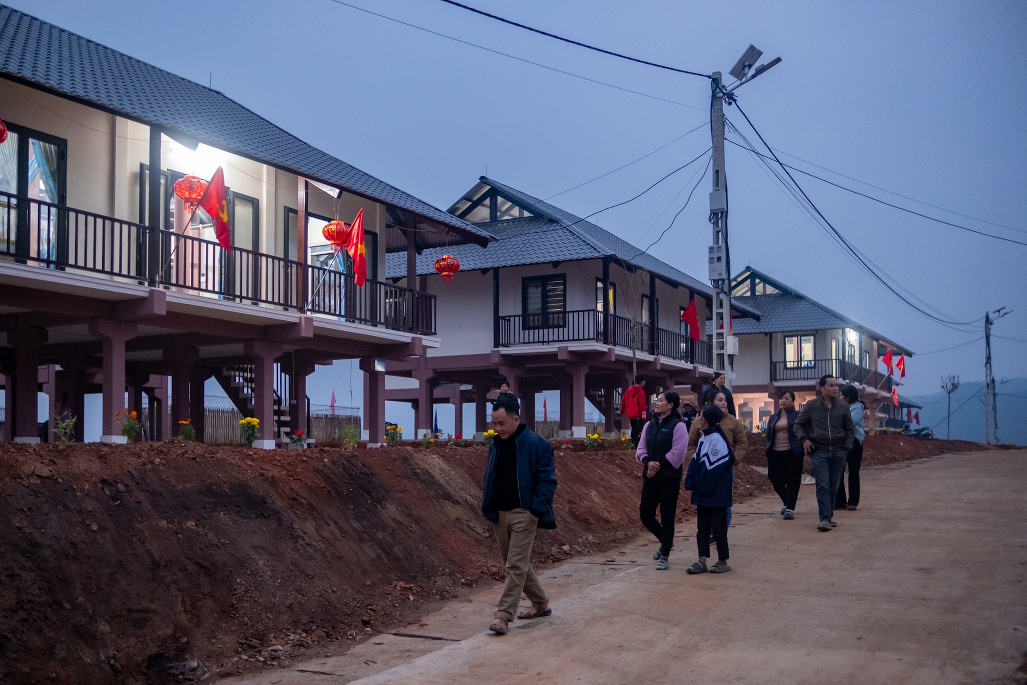 Đêm ở Làng Nủ trước ngày khánh thành khu tái định cư: "Gần như nhà nào ông trời cũng để lại một người còn sống đấy chú à..."- Ảnh 7.