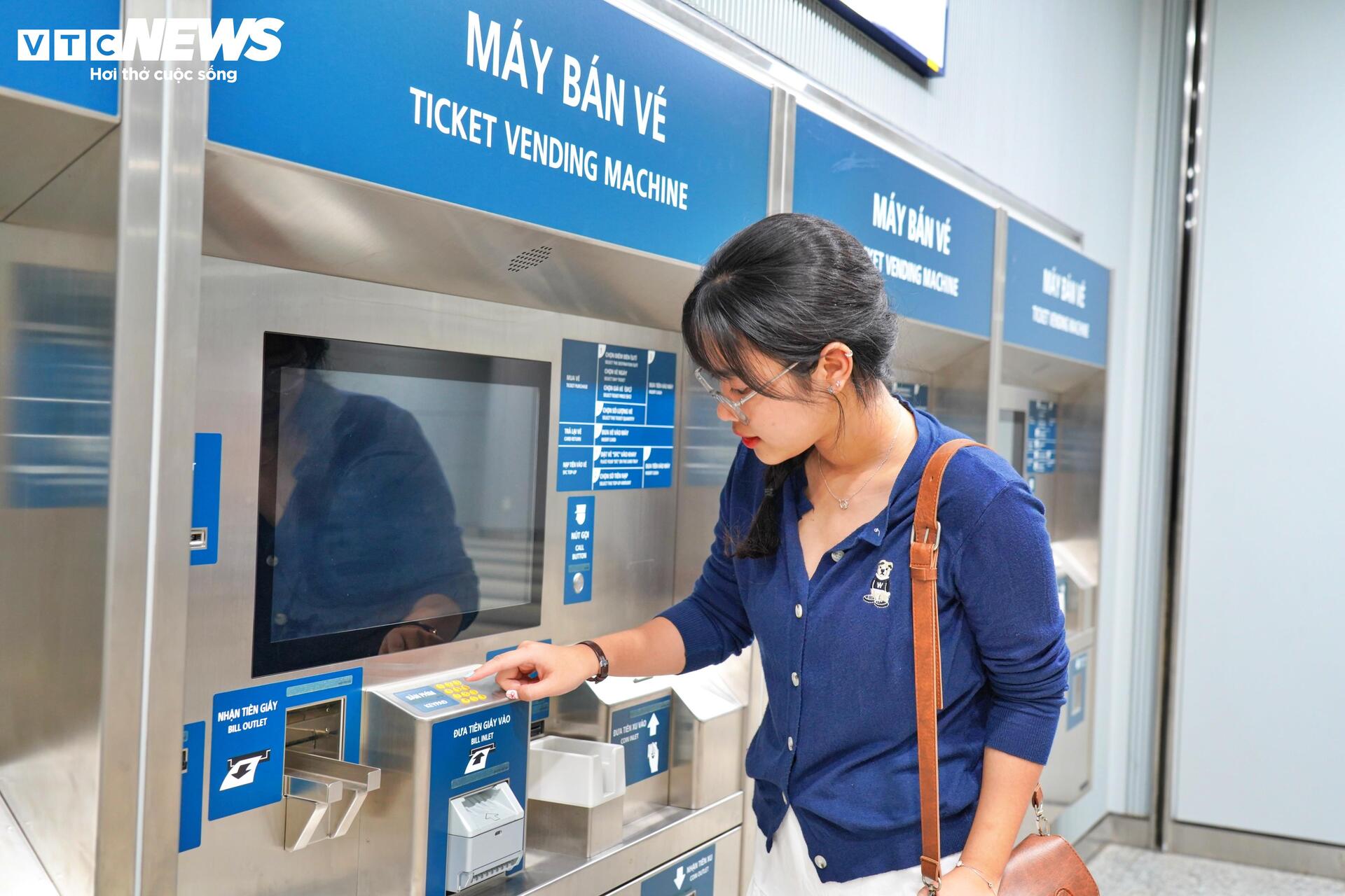 Giới trẻ thi nhau 'check-in' tàu Metro số 1 trước ngày chạy thương mại- Ảnh 2.