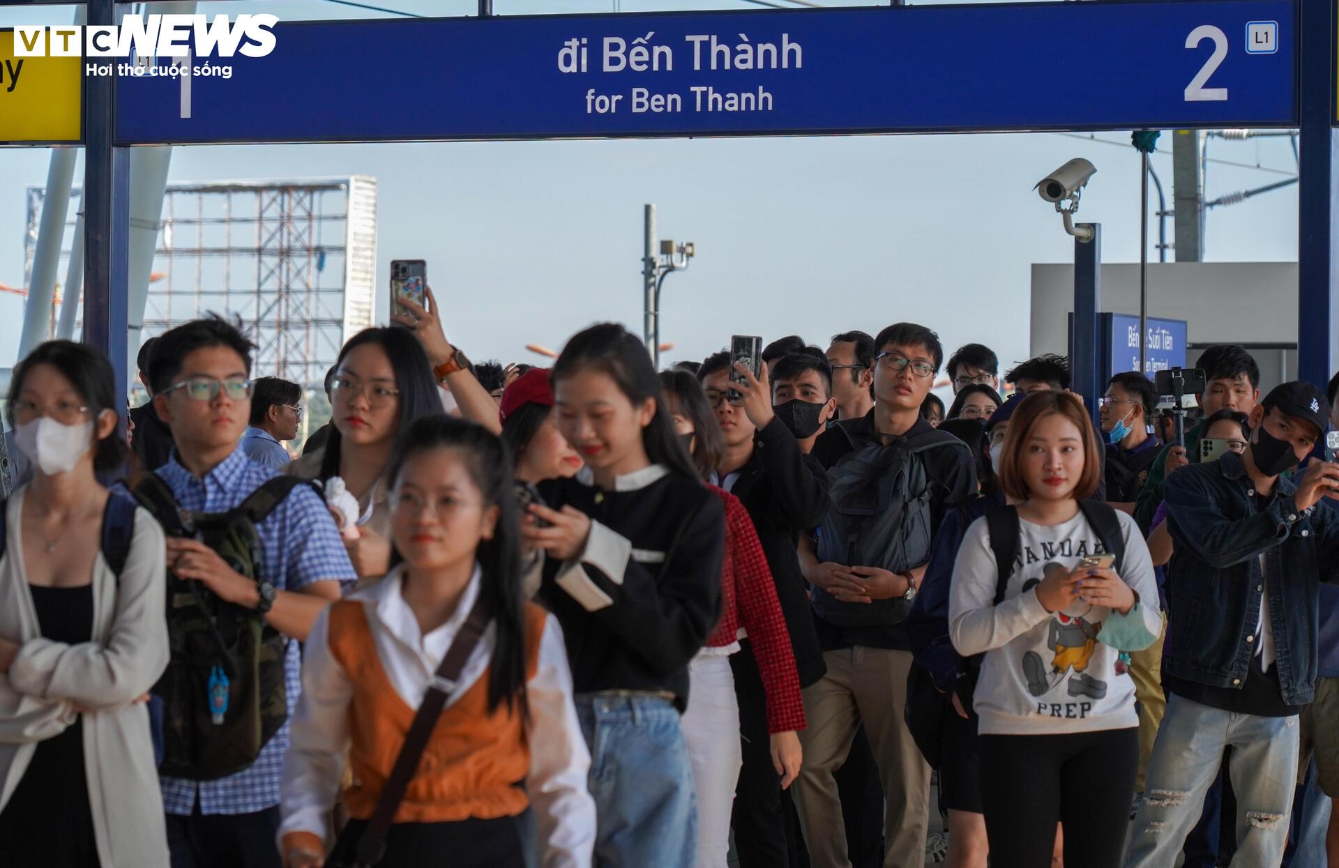 Giới trẻ thi nhau 'check-in' tàu Metro số 1 trước ngày chạy thương mại- Ảnh 1.