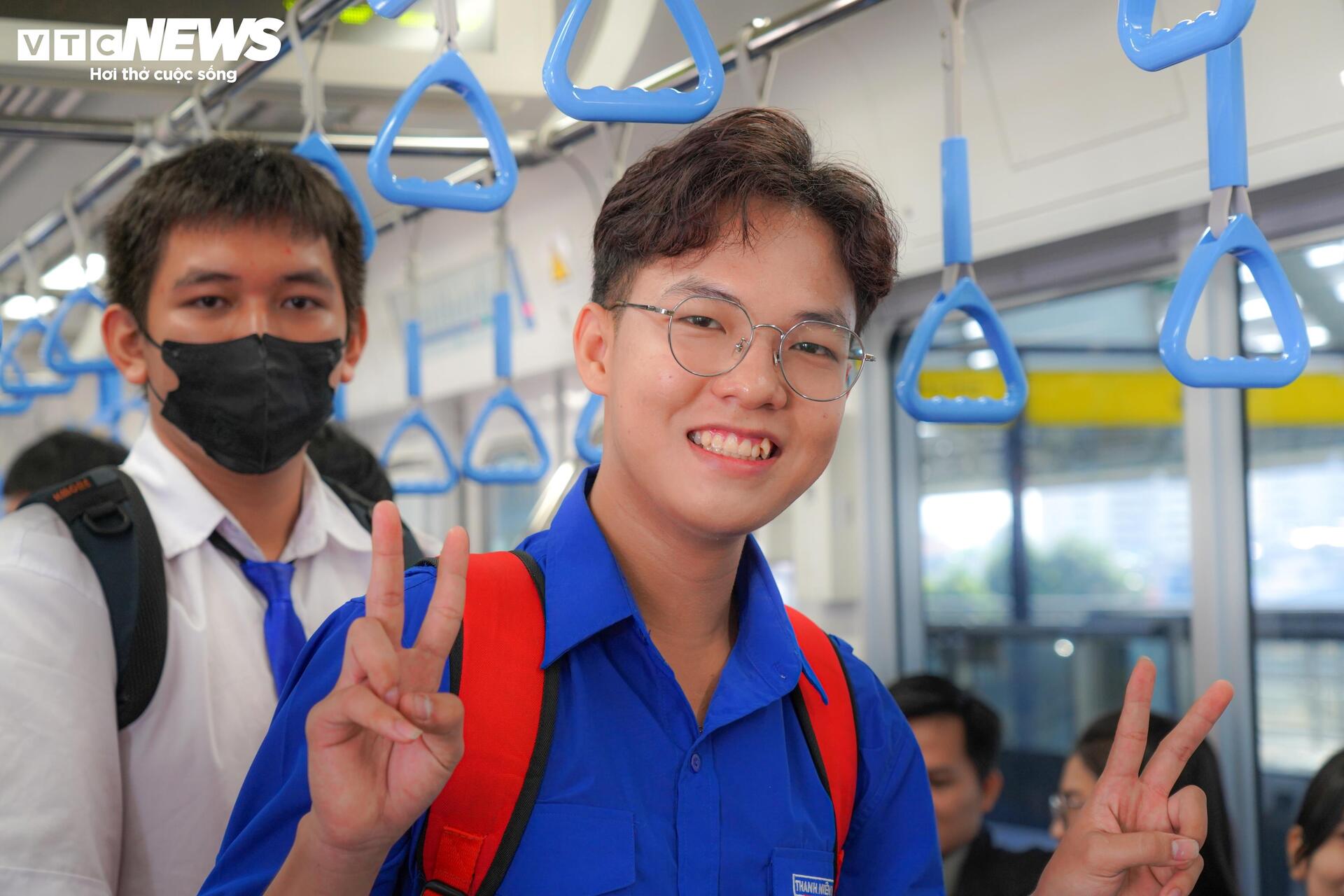 Giới trẻ thi nhau 'check-in' tàu Metro số 1 trước ngày chạy thương mại- Ảnh 6.