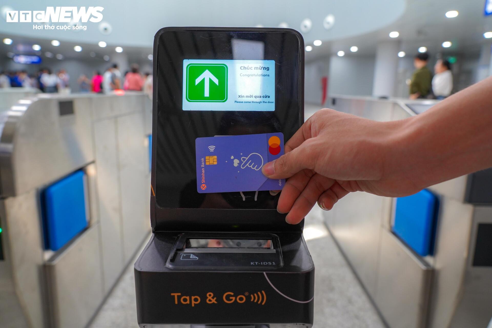 Giới trẻ thi nhau 'check-in' tàu Metro số 1 trước ngày chạy thương mại- Ảnh 4.