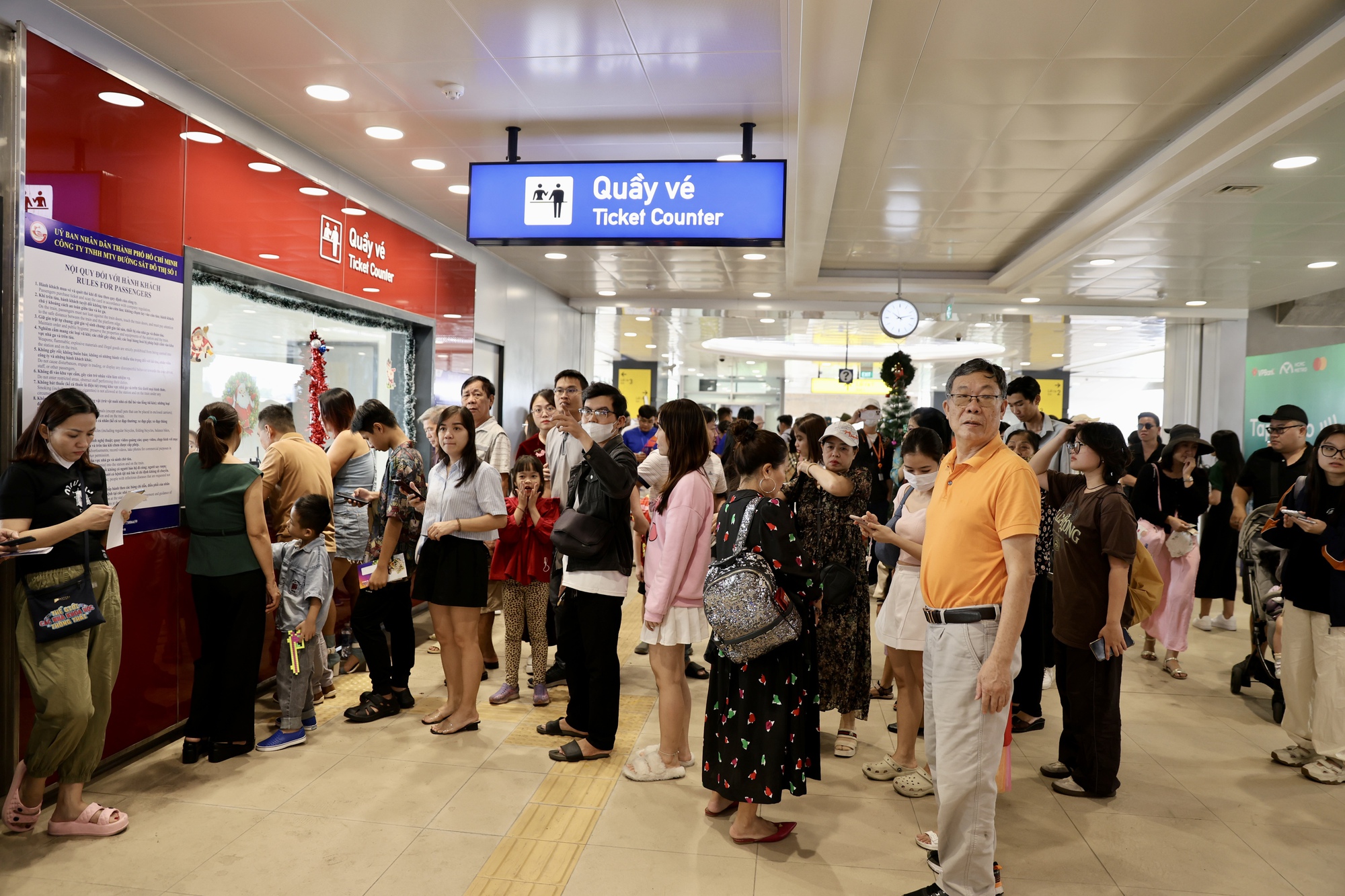 Cả TP.HCM đổ về Metro số 1: Người dân xếp hàng dài cả km chờ lên tàu, có nhà lặn lội 5 giờ sáng từ Long An lên để "đi thử một lần trong đời"- Ảnh 9.