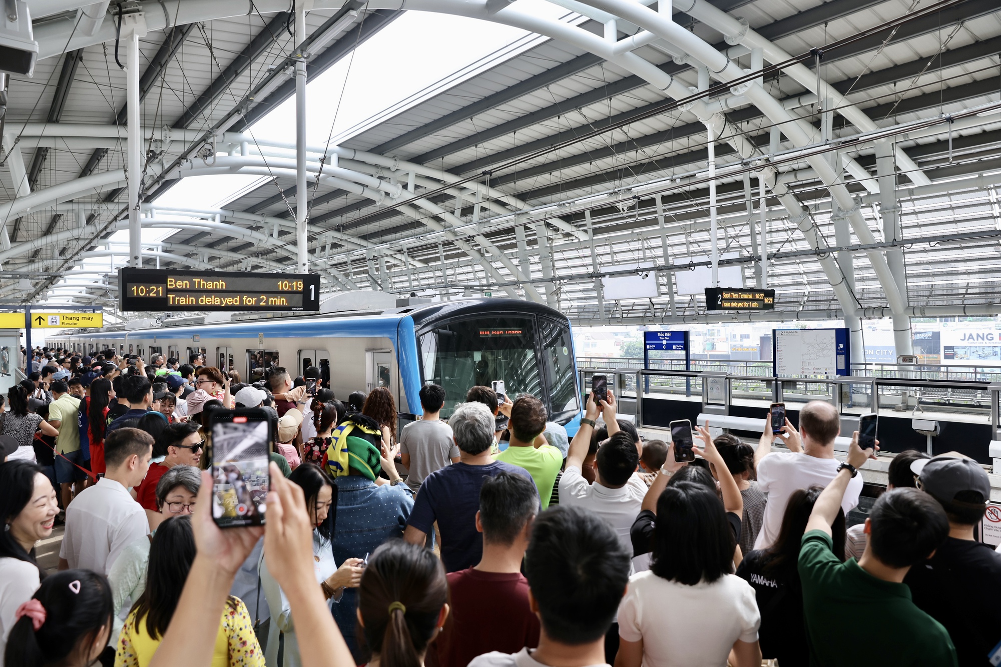 Cả TP.HCM đổ về Metro số 1: Người dân xếp hàng dài cả km chờ lên tàu, có nhà lặn lội 5 giờ sáng từ Long An lên để "đi thử một lần trong đời"- Ảnh 8.