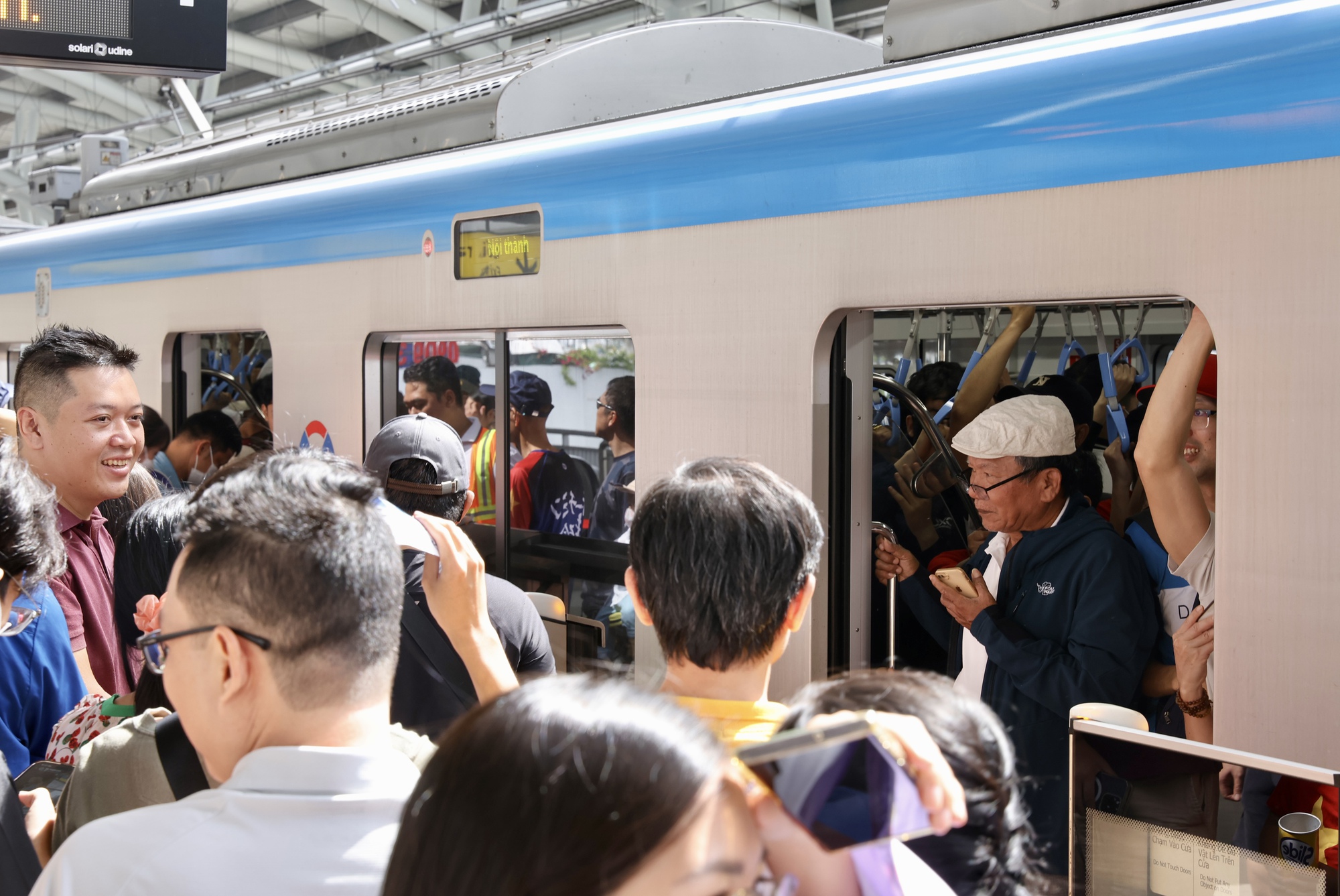 Cả TP.HCM đổ về Metro số 1: Người dân xếp hàng dài cả km chờ lên tàu, có nhà lặn lội 5 giờ sáng từ Long An lên để "đi thử một lần trong đời"- Ảnh 6.