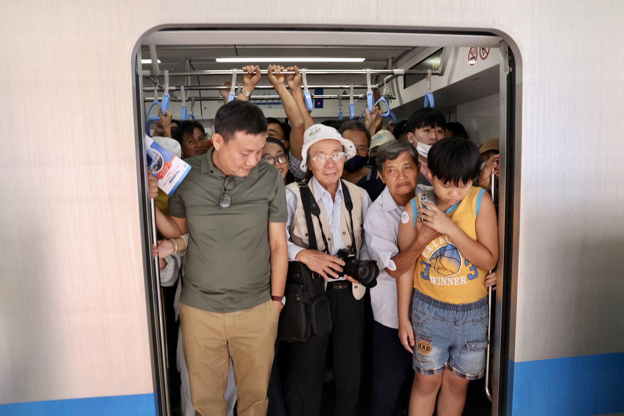 Cả TP.HCM đổ về Metro số 1: Người dân xếp hàng dài cả km chờ lên tàu, có nhà lặn lội 5 giờ sáng từ Long An lên để "đi thử một lần trong đời"- Ảnh 5.