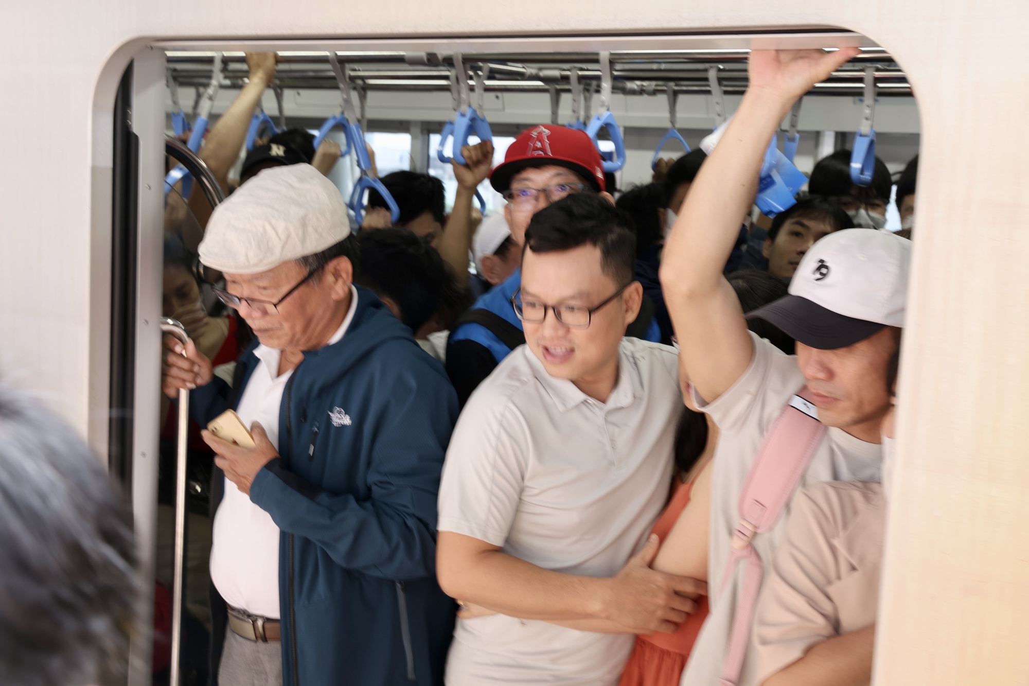 Cả TP.HCM đổ về Metro số 1: Người dân xếp hàng dài cả km chờ lên tàu, có nhà lặn lội 5 giờ sáng từ Long An lên để "đi thử một lần trong đời"- Ảnh 4.